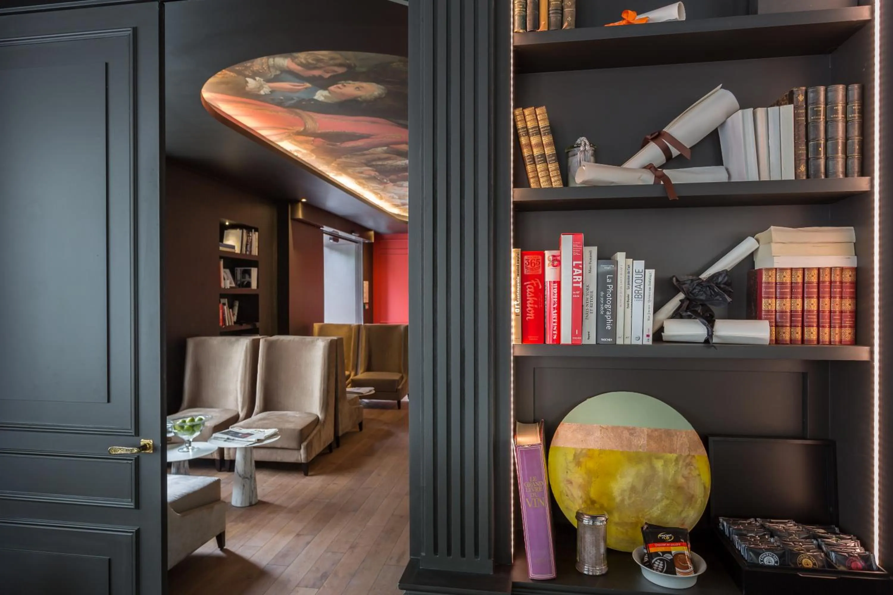 Decorative detail in Hôtel La Comtesse