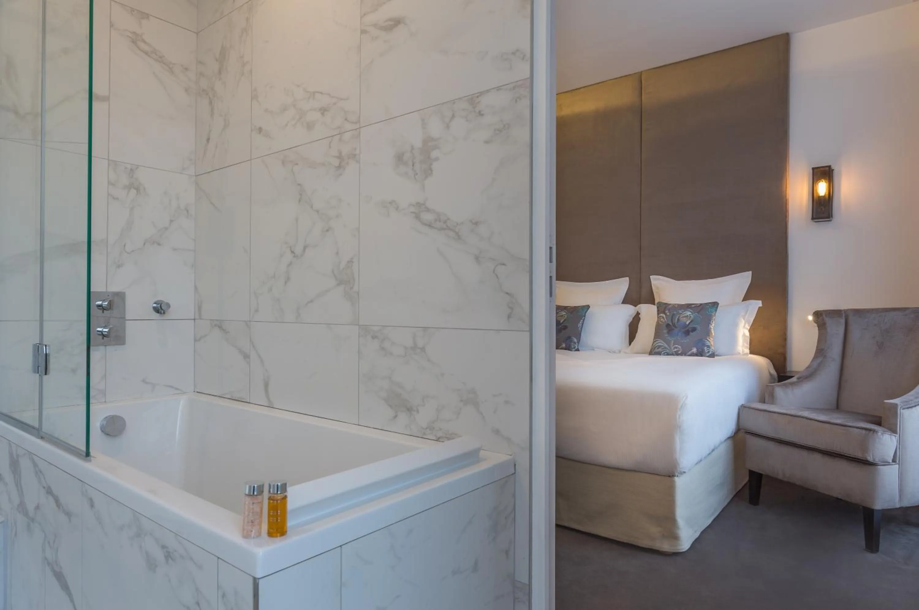 Bed in Hôtel La Comtesse