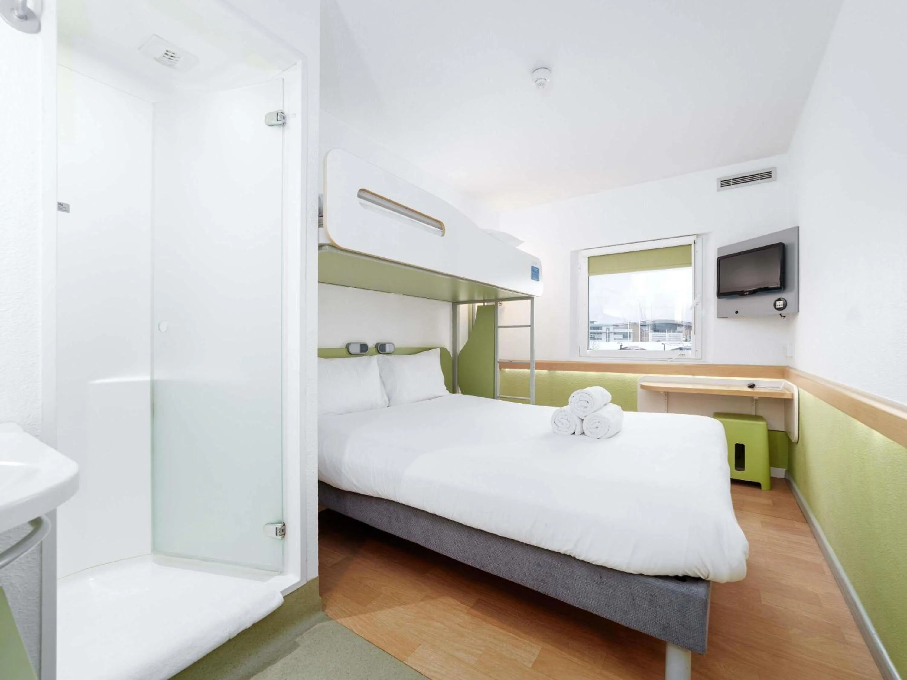 Bedroom, Bed in ibis budget Southampton Centre