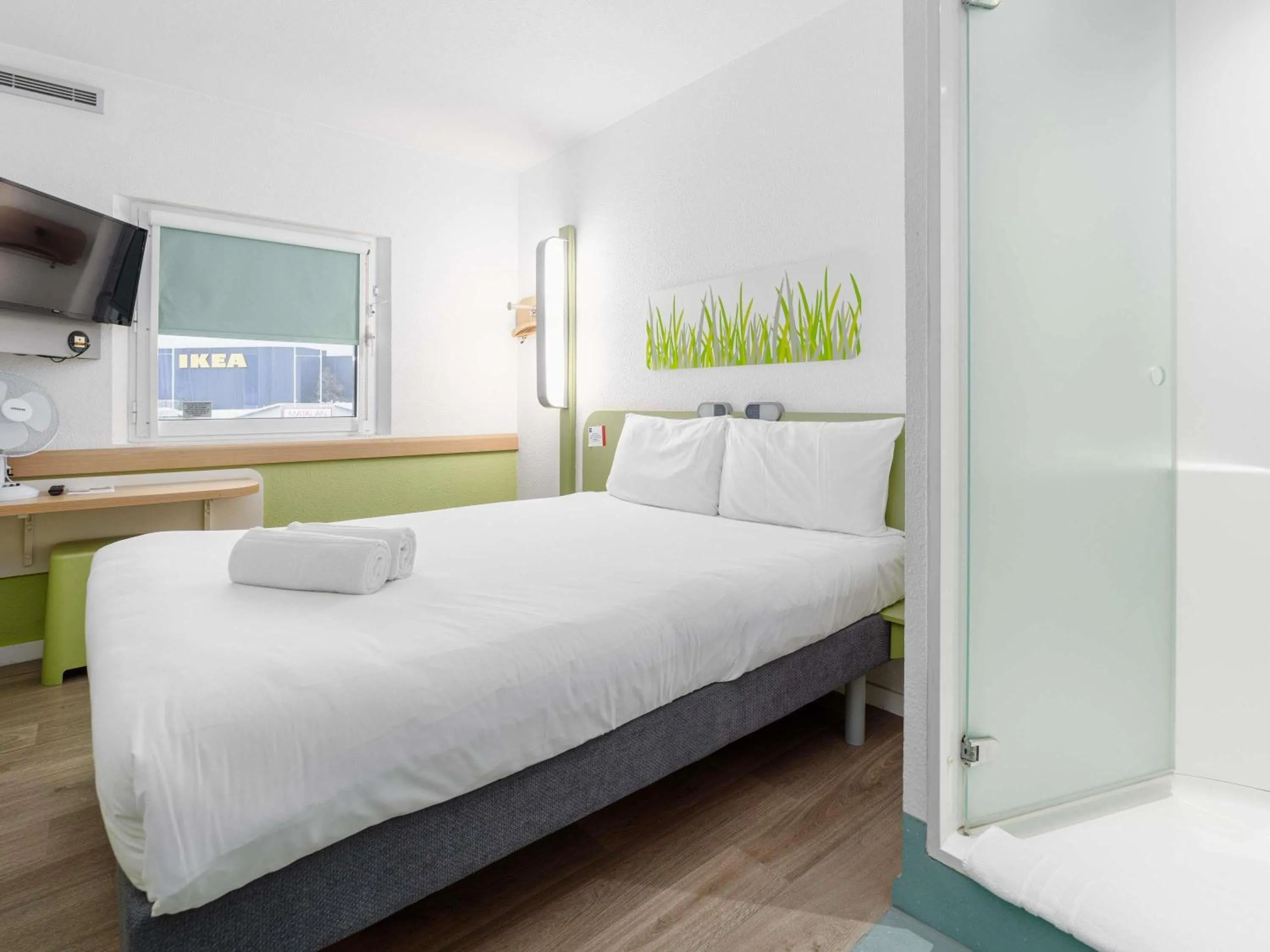 Bedroom, Bed in ibis budget Southampton Centre