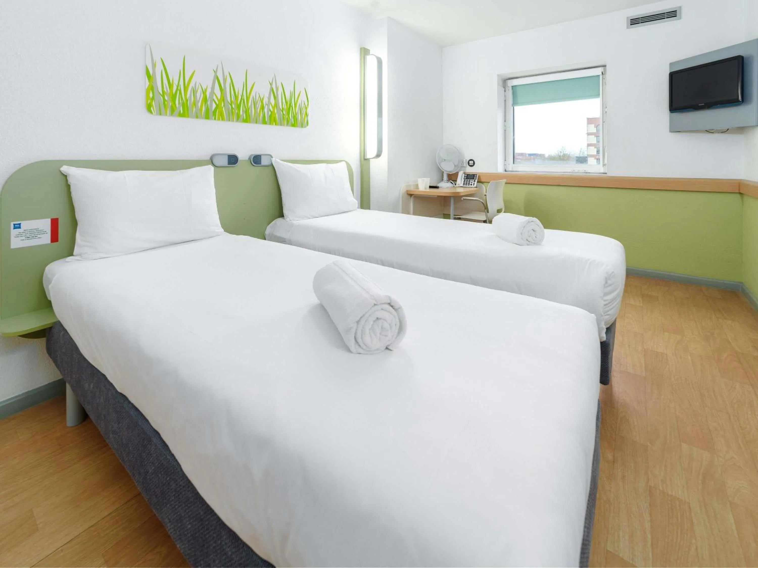 Bedroom, Bed in ibis budget Southampton Centre