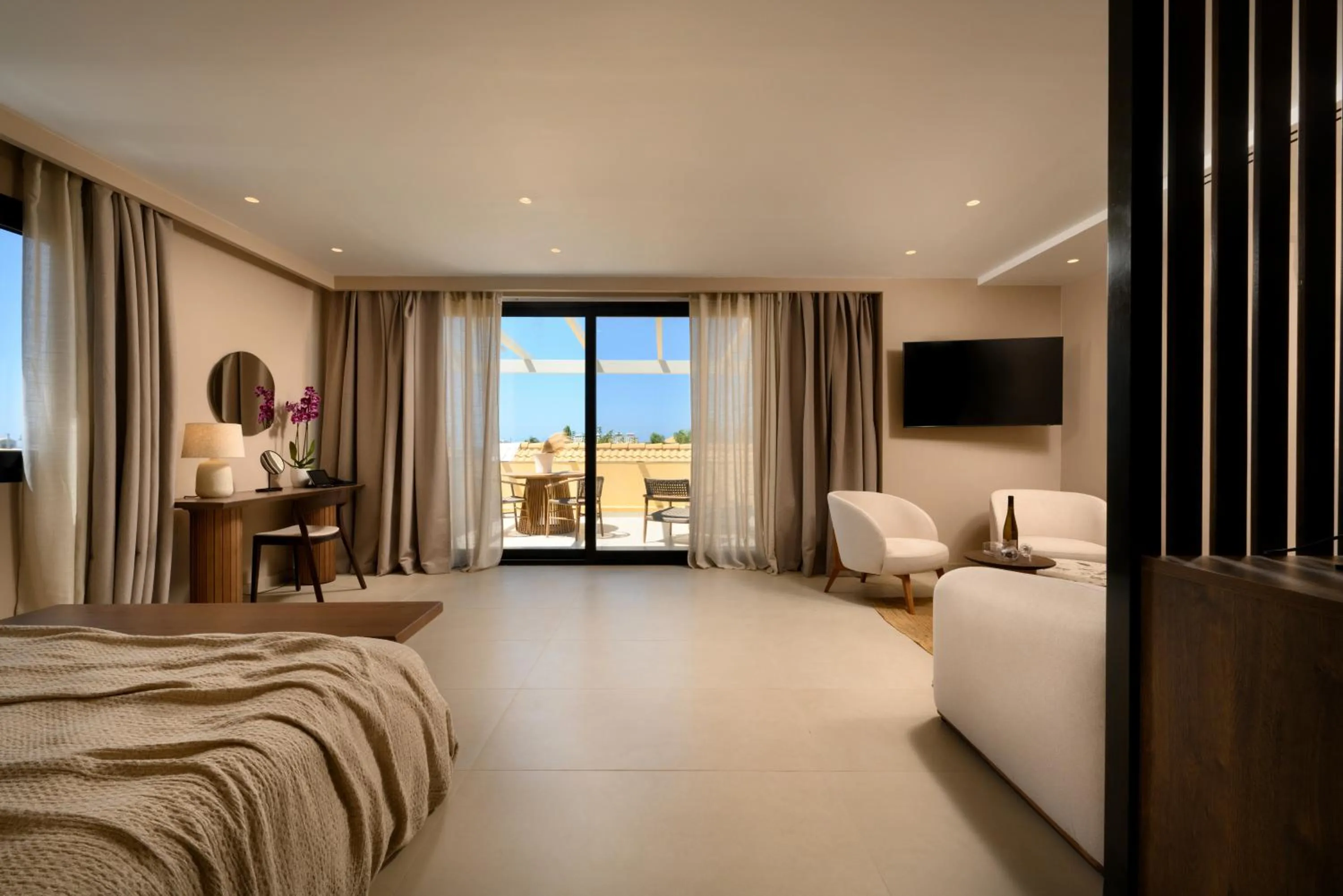 Communal lounge/ TV room, Bed in Restia