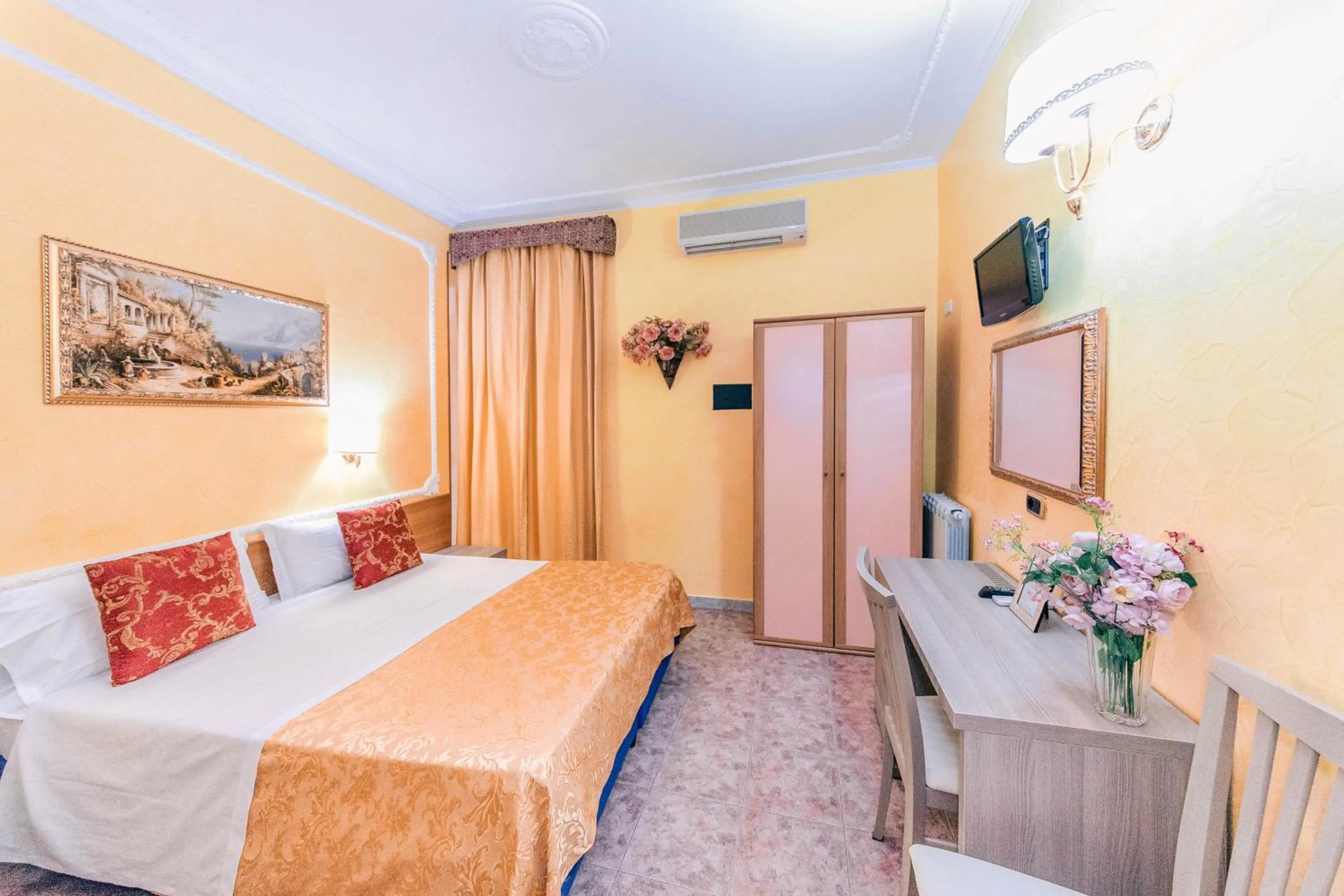 Photo of the whole room, Bed in Downtown Accommodation