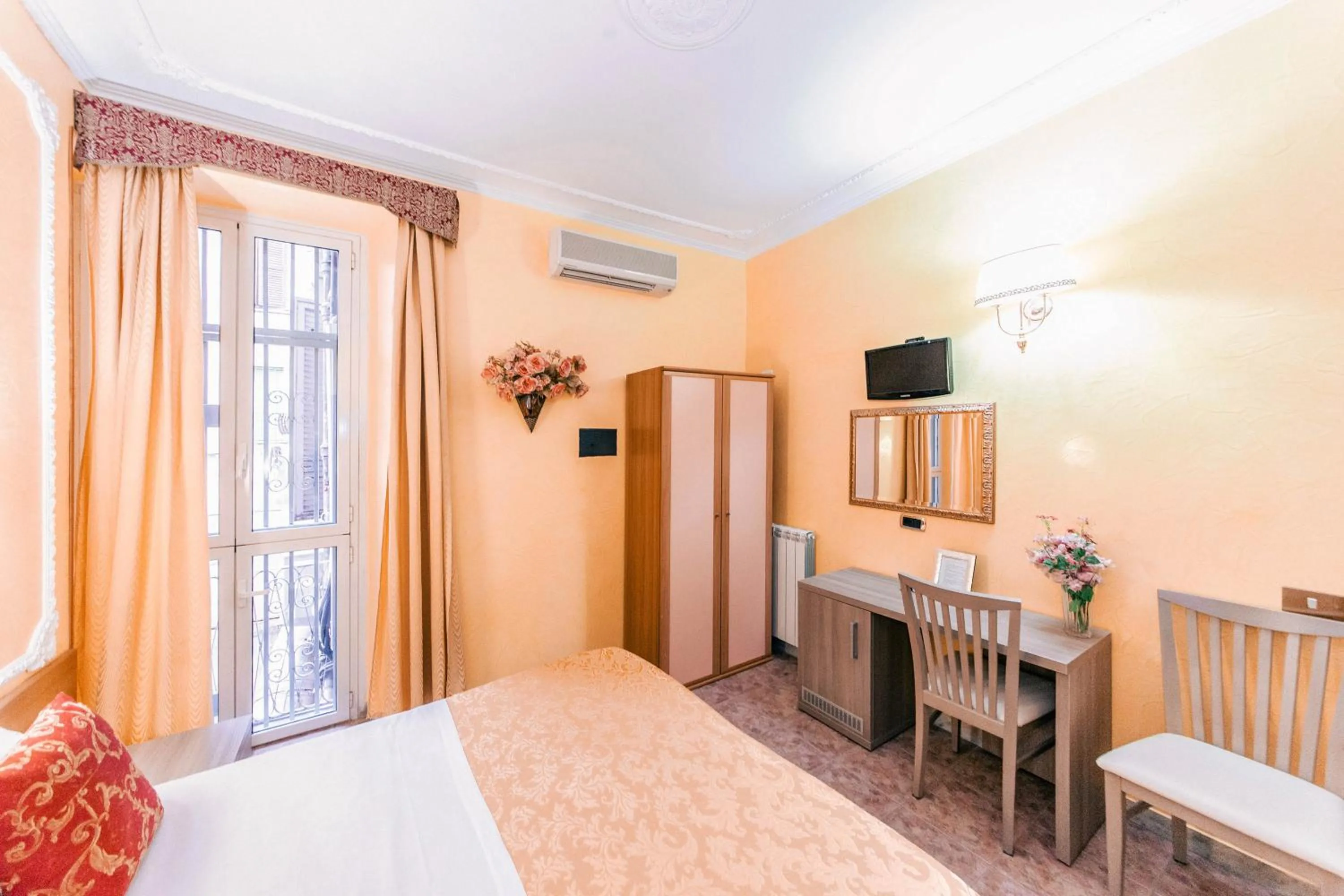 Photo of the whole room, Bed in Downtown Accommodation
