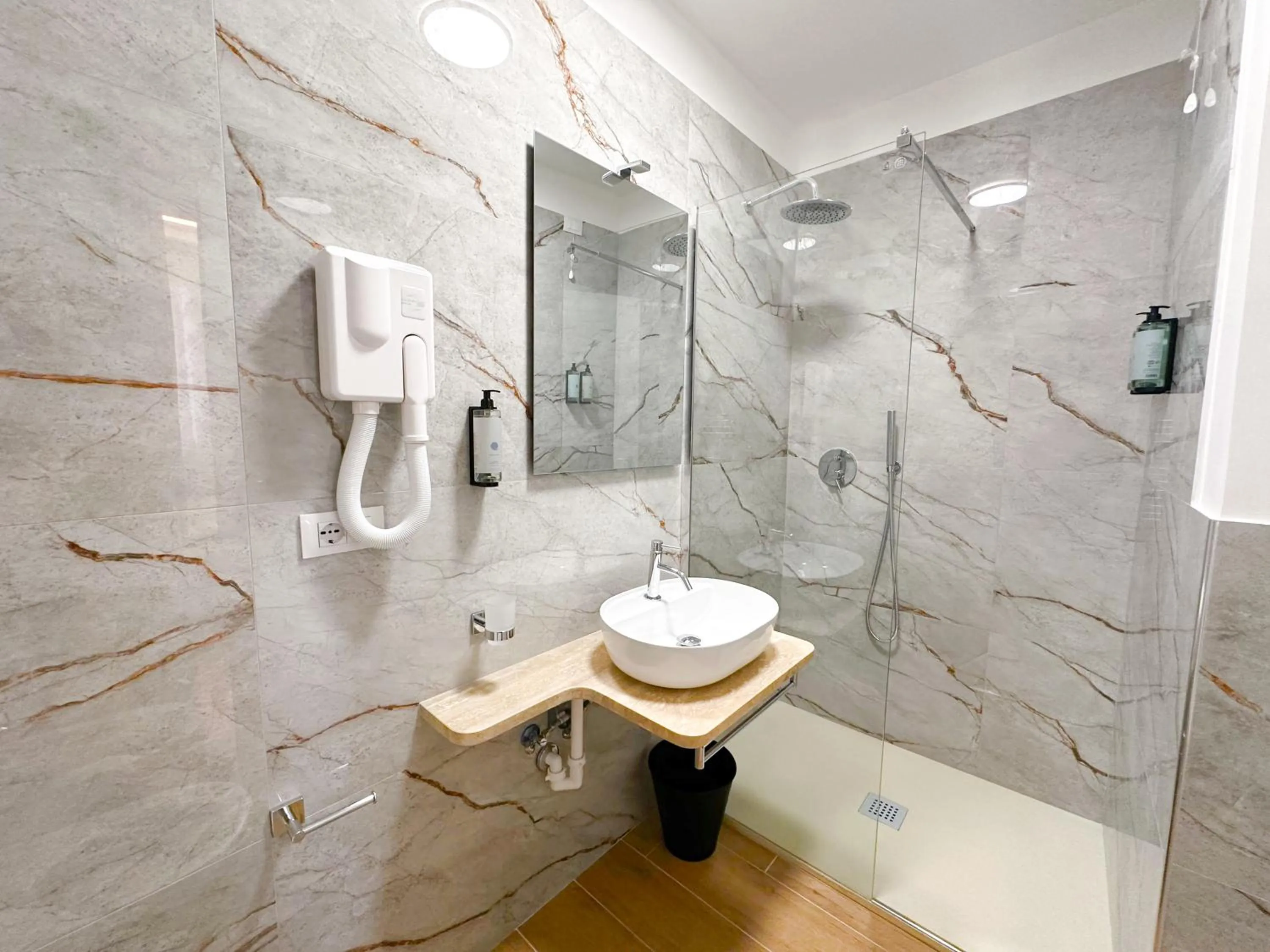 Shower in B&B Smart Rooms