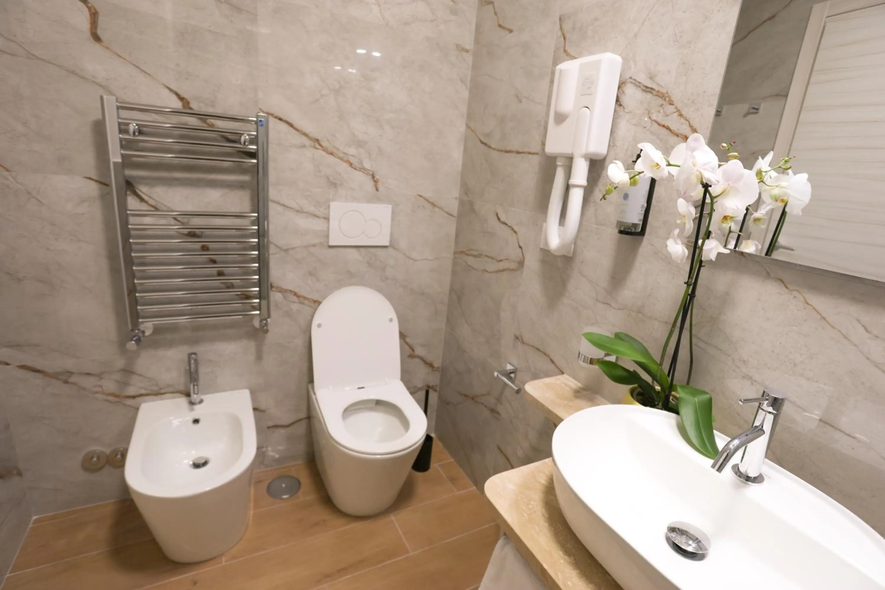 Shower in B&B Smart Rooms