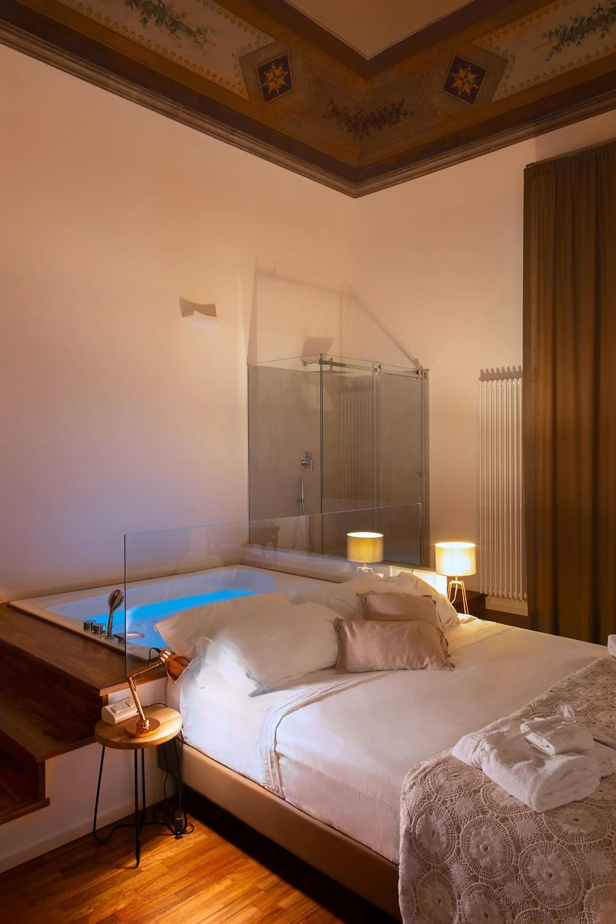 Hot Tub, Bed in Naca Suite