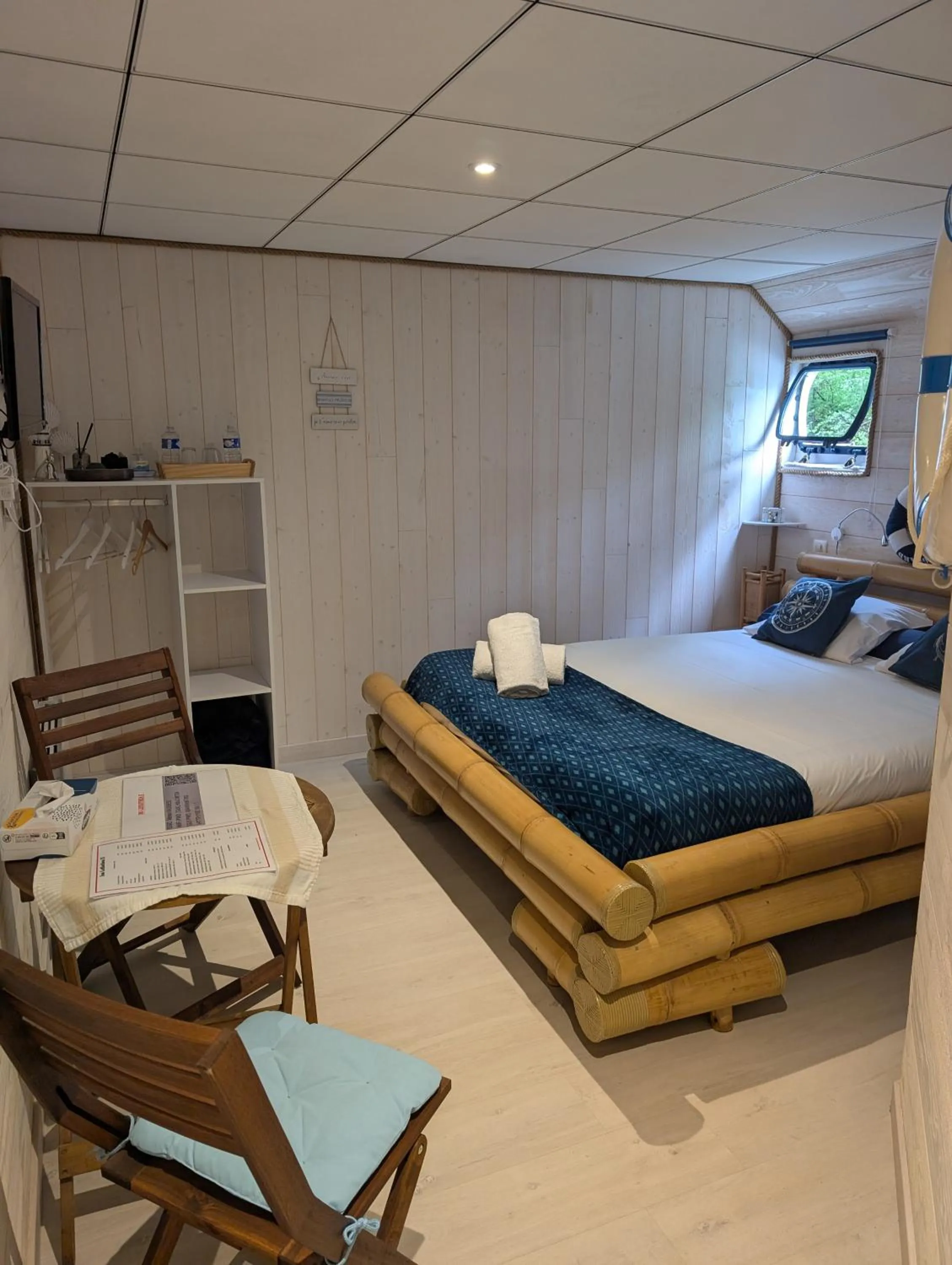 Bed in péniche Ino Lefkothea II chambre d'hôtes