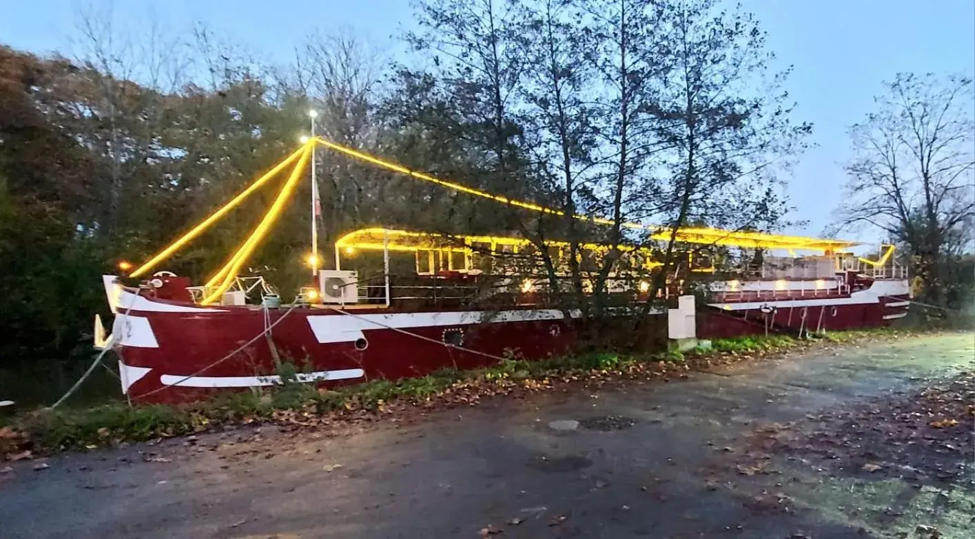 péniche Ino Lefkothea II chambre d'hôtes péniche Ino Lefkothea II chambre d'hôtes