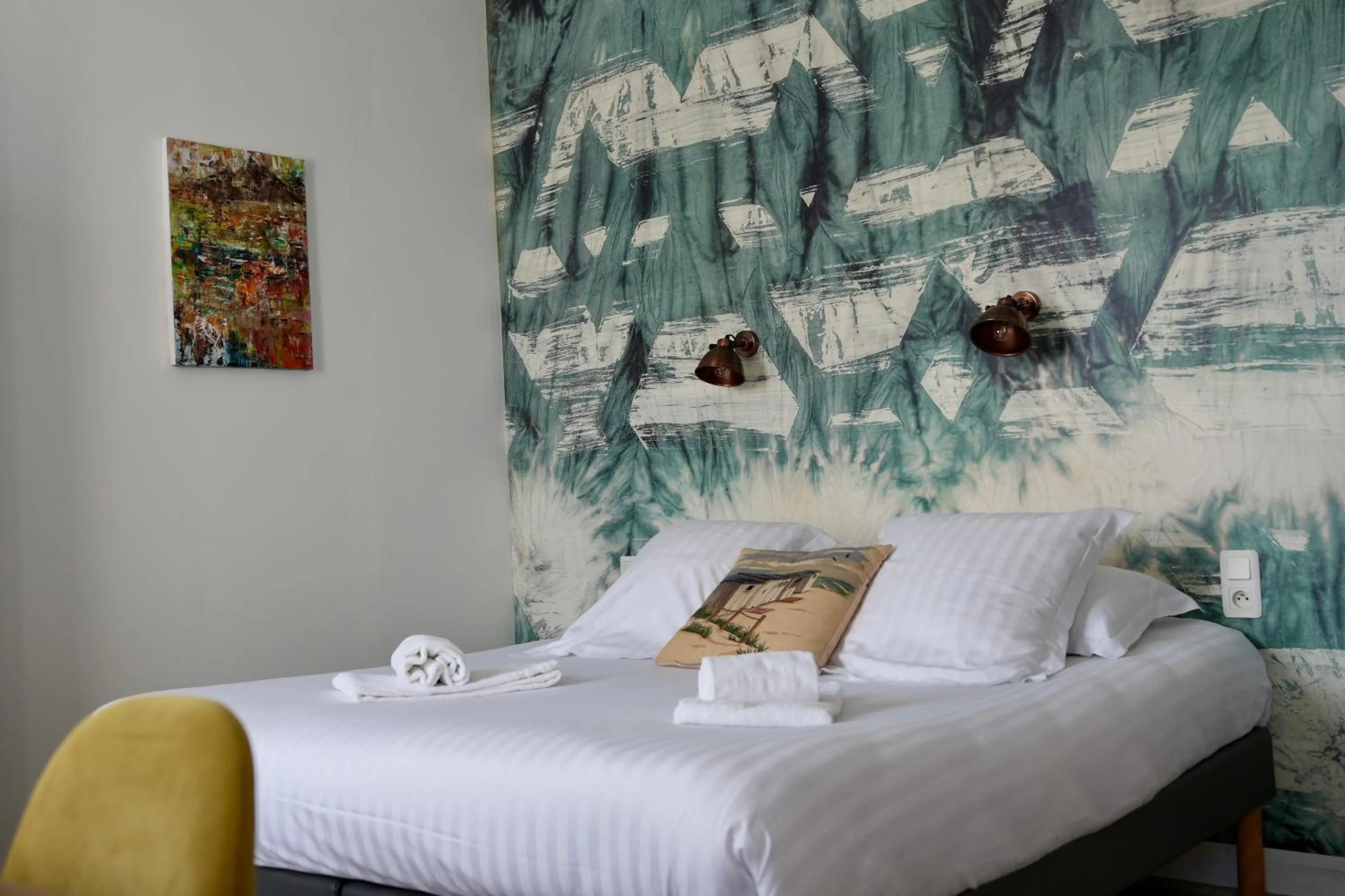 Bedroom, Bed in Demeures & Châteaux - Hôtel Le Saint Pierre, La Baule-Escoublac