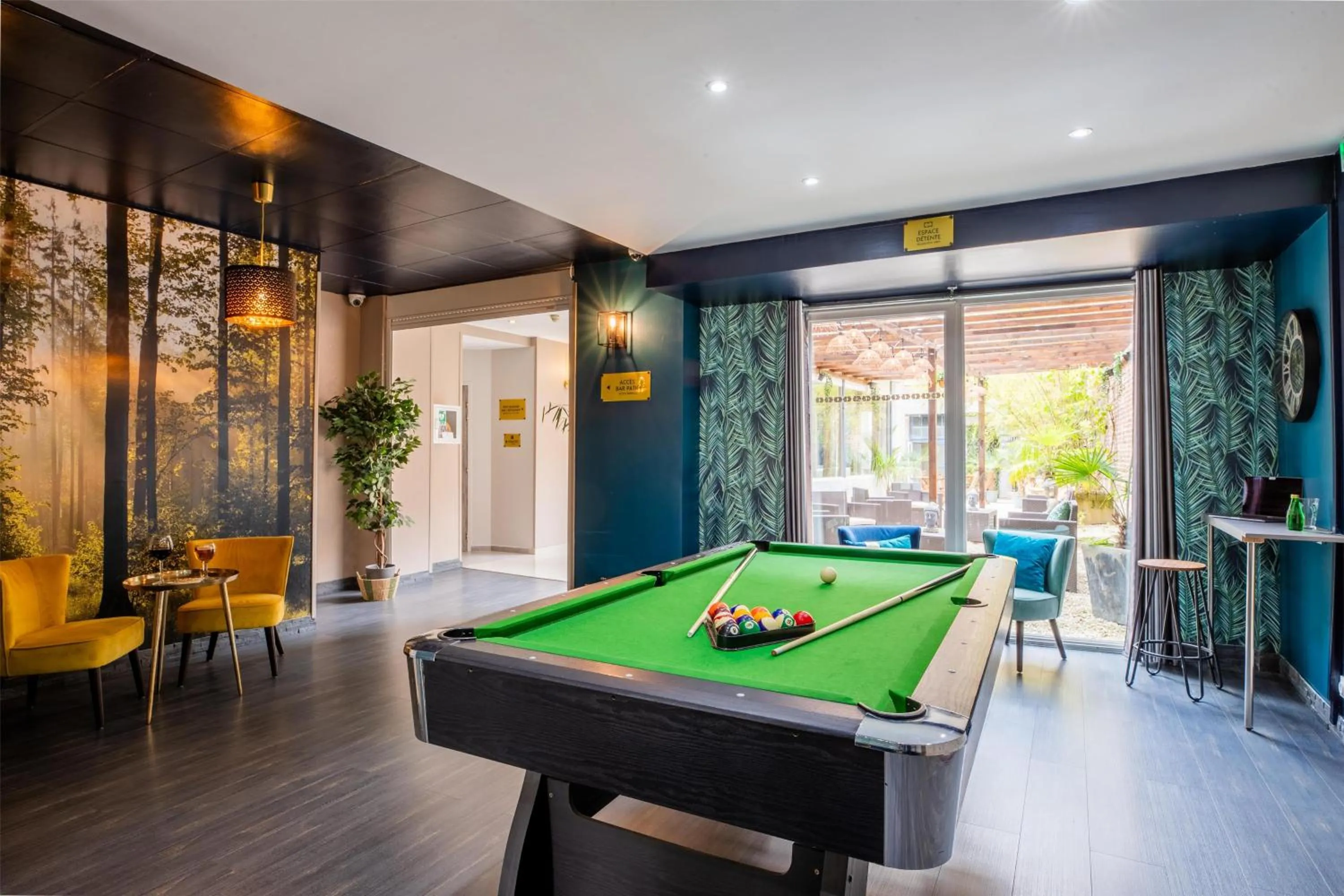 Billiard in Best Western Hotel Saint Claude