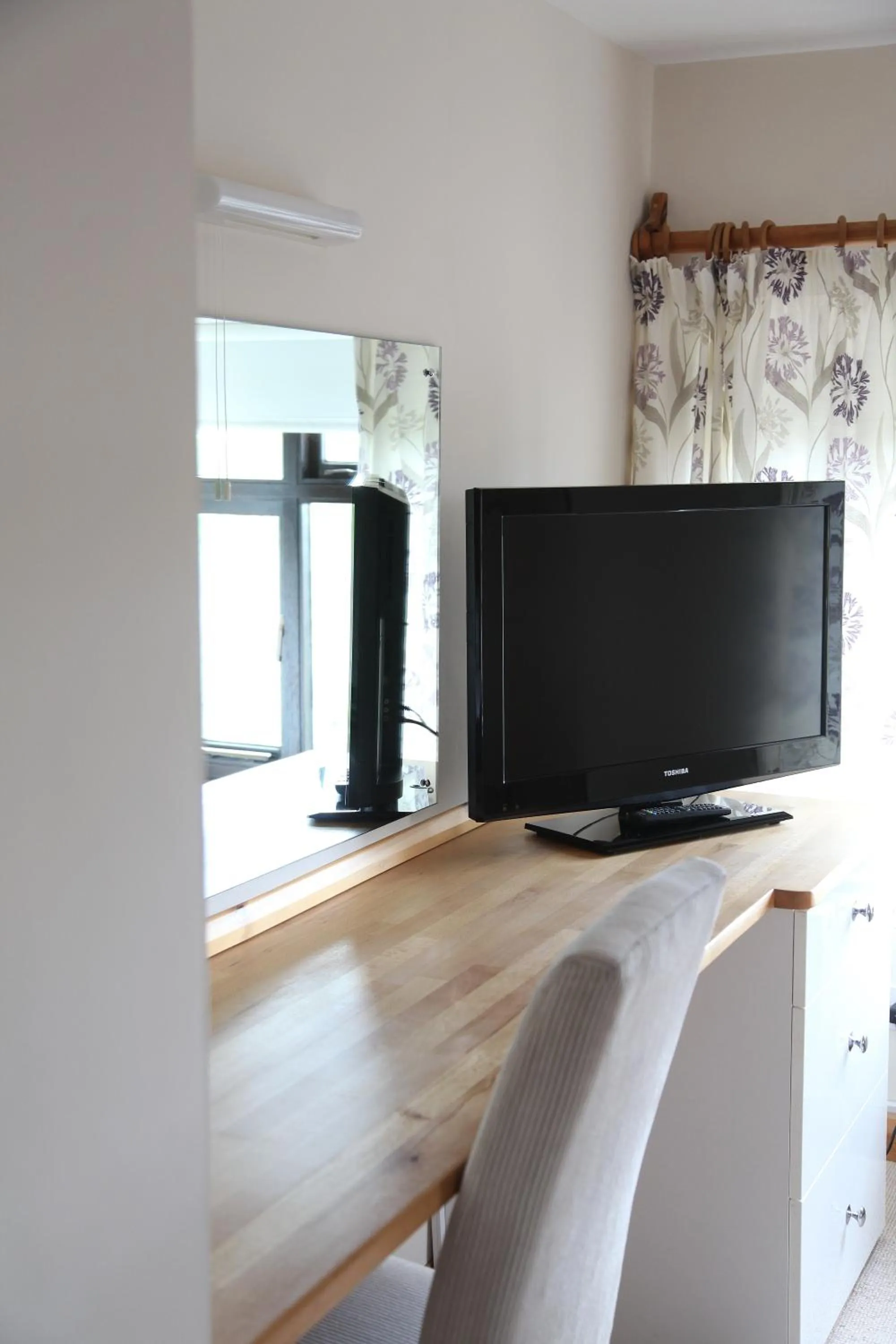 TV and multimedia in Greenbanks Hotel Norfolk