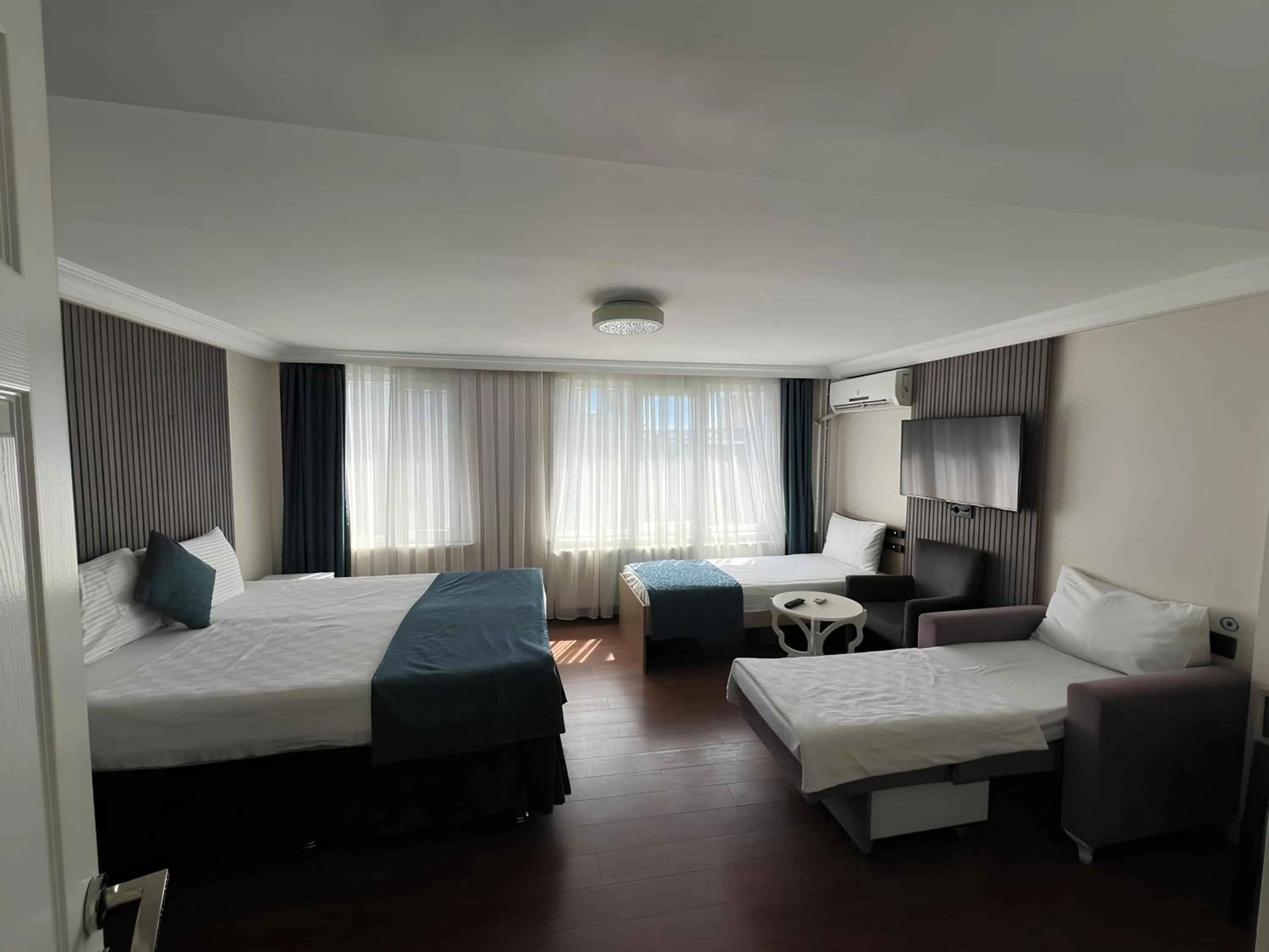 Photo of the whole room, Bed in Genius Hotel Istanbul