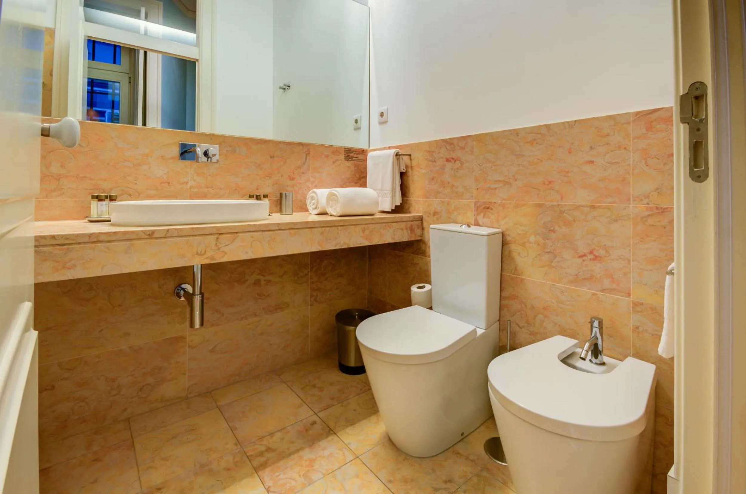 Toilet in Casas da Baixa - Jules & Madeleine