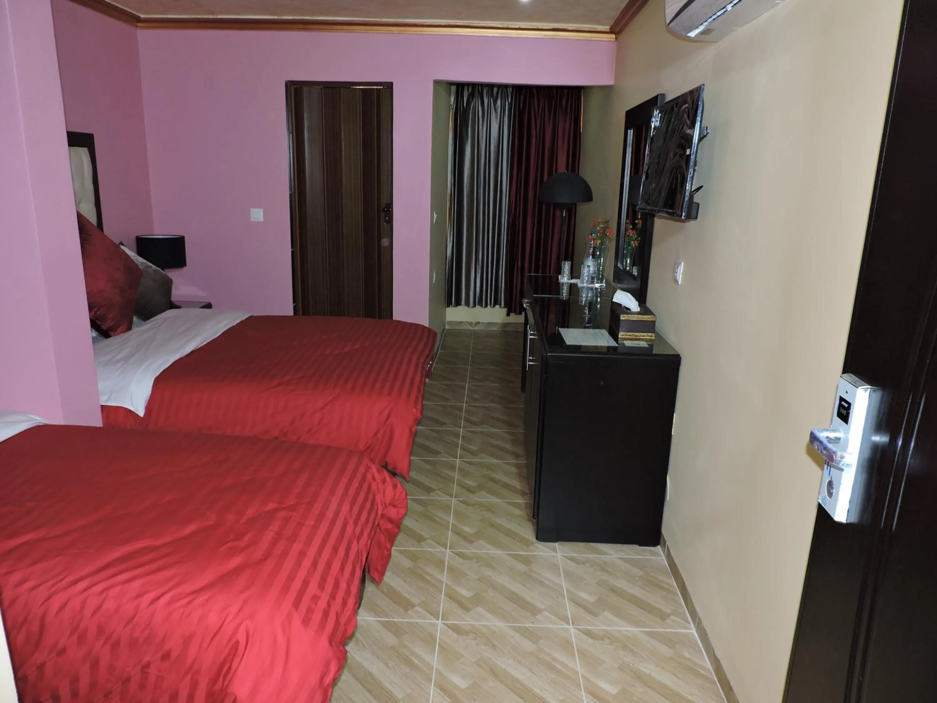 Photo of the whole room, Bed in Valentine Inn Luxury