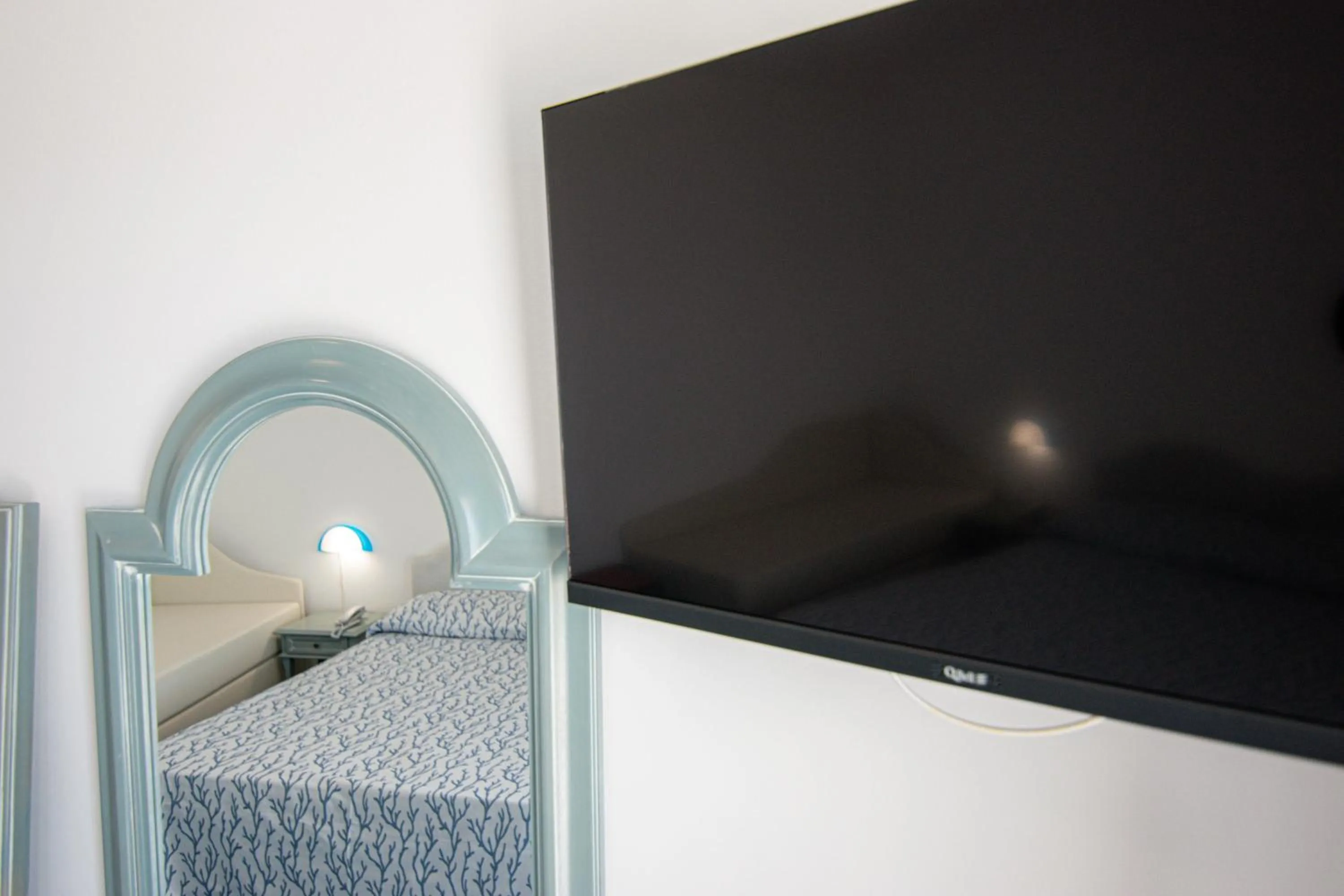 TV and multimedia, Bed in Hotel Poseidon