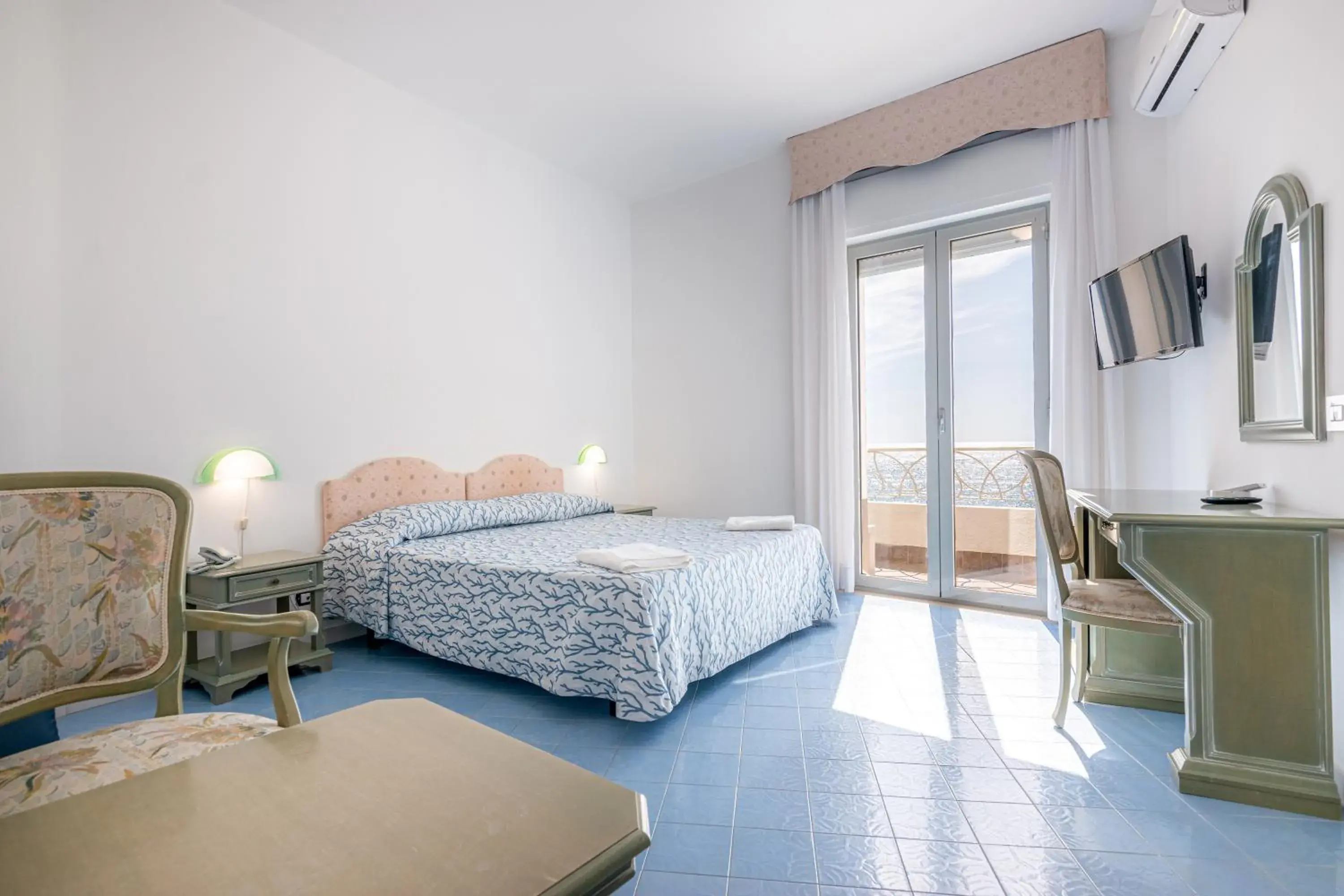 Standard Quadruple Room in Hotel Poseidon Standard Quadruple Room in Hotel Poseidon