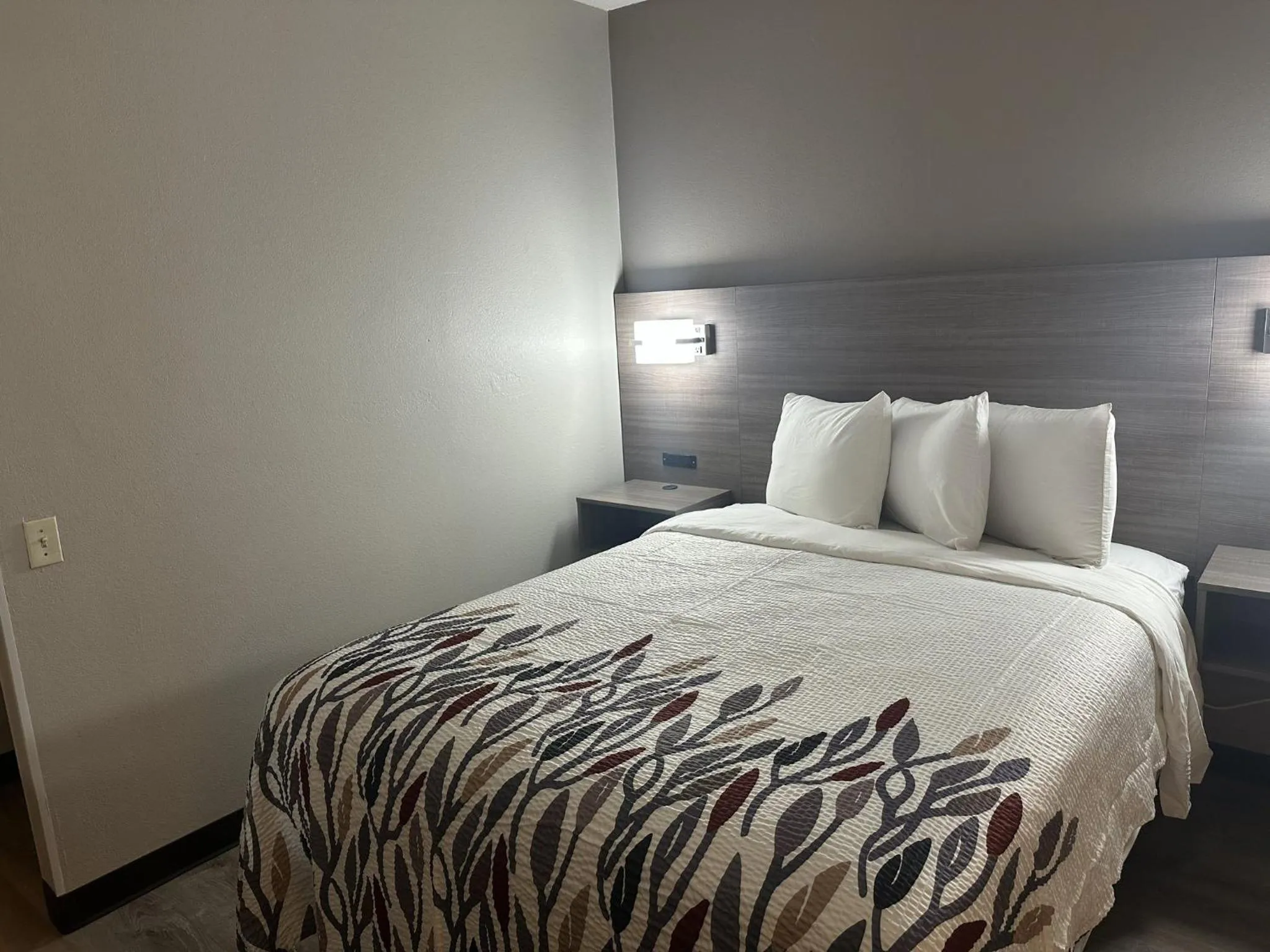 Photo of the whole room, Bed in Red Roof Inn & Suites Middleborough