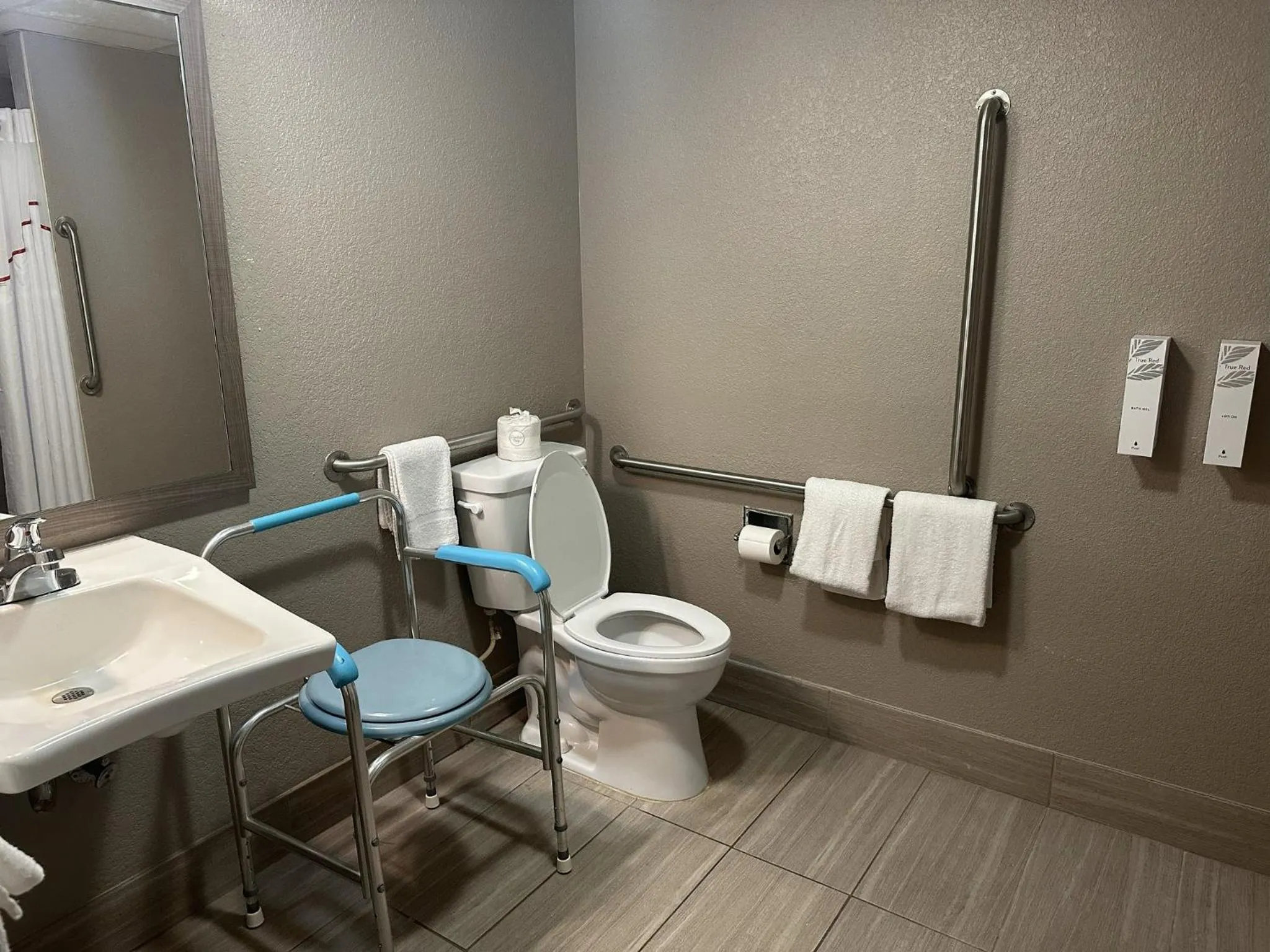 Bathroom in Red Roof Inn & Suites Middleborough