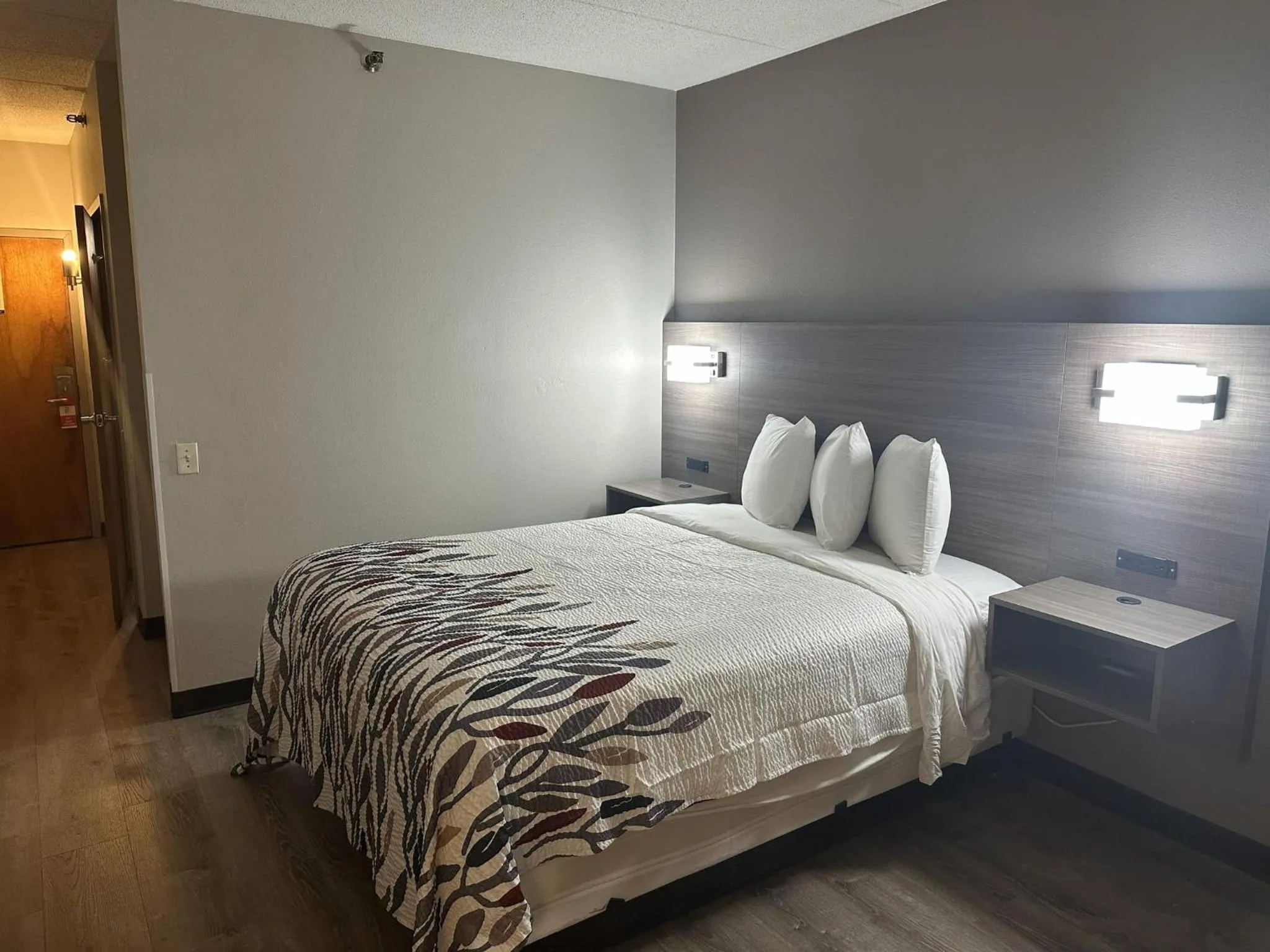 Photo of the whole room, Bed in Red Roof Inn & Suites Middleborough