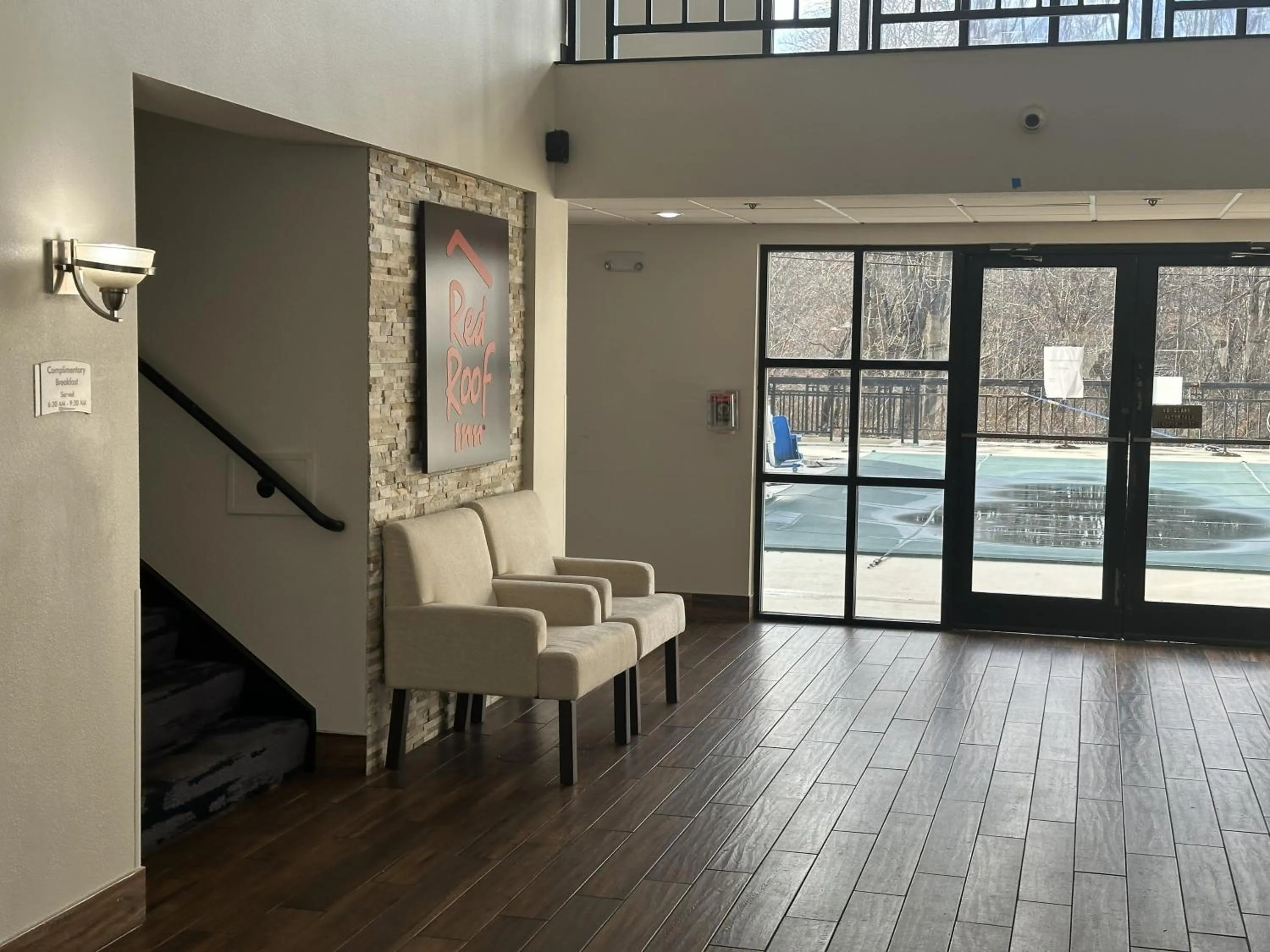 Swimming pool in Red Roof Inn & Suites Middleborough