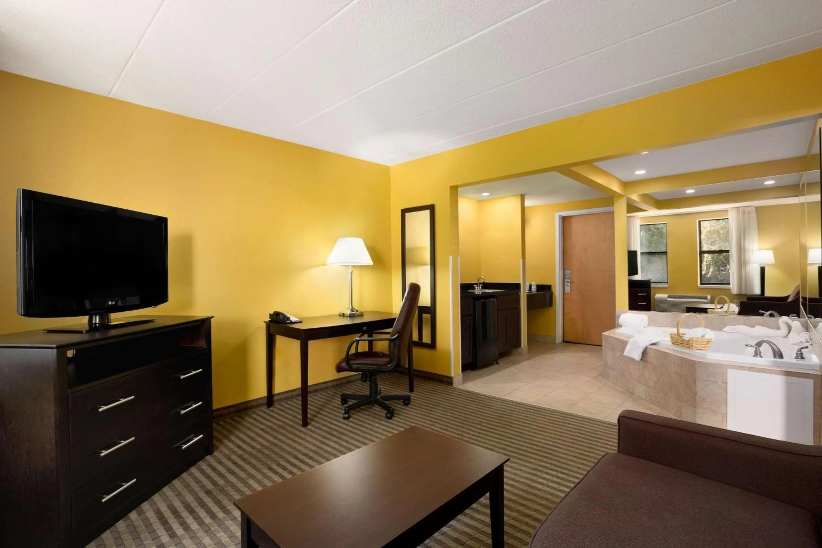 Photo of the whole room, Bed in Quality Inn Middleboro-Plymouth
