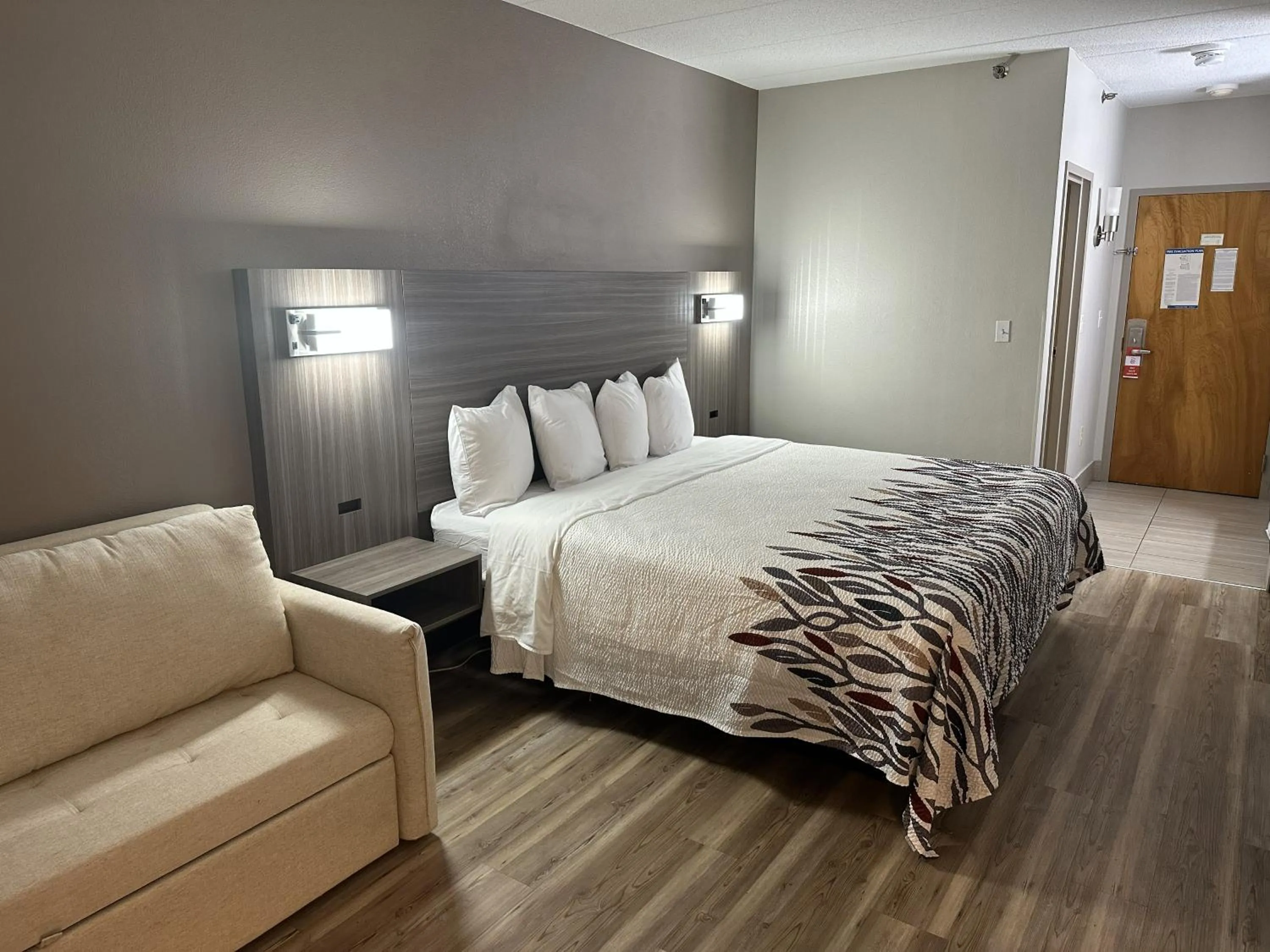 Bedroom, Bed in Red Roof Inn & Suites Middleborough