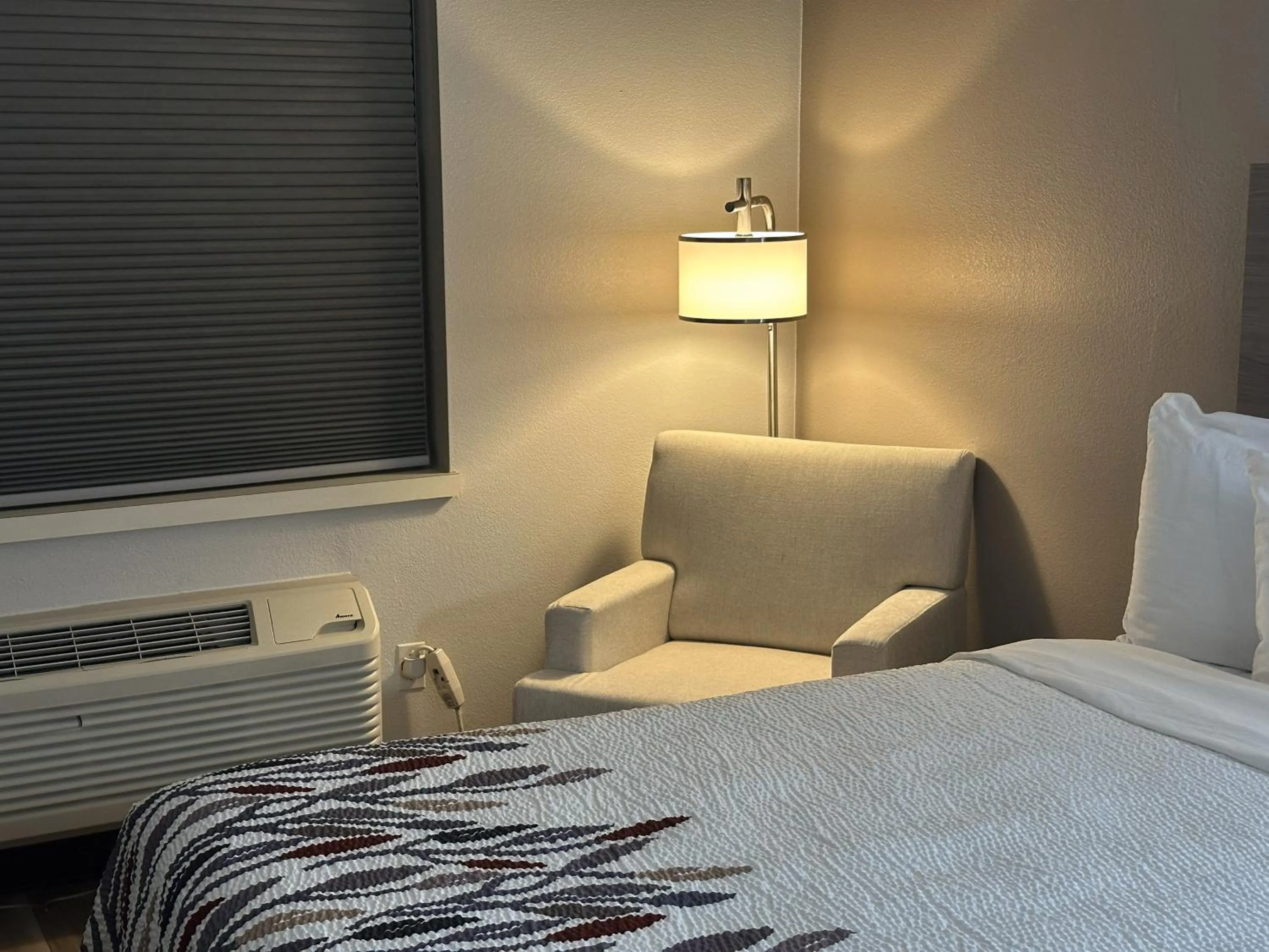 Bedroom, Bed in Red Roof Inn & Suites Middleborough