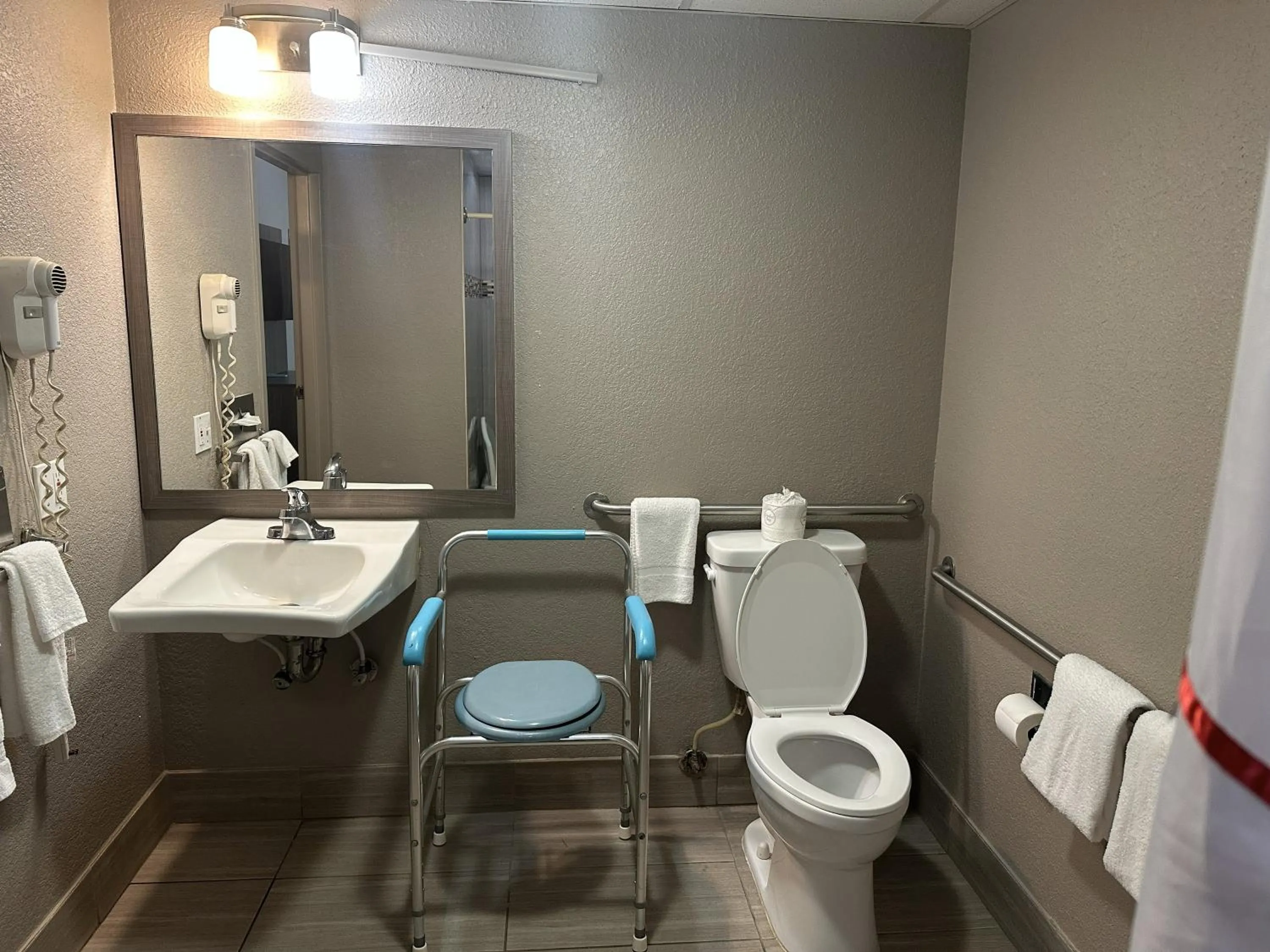 Bathroom in Red Roof Inn & Suites Middleborough