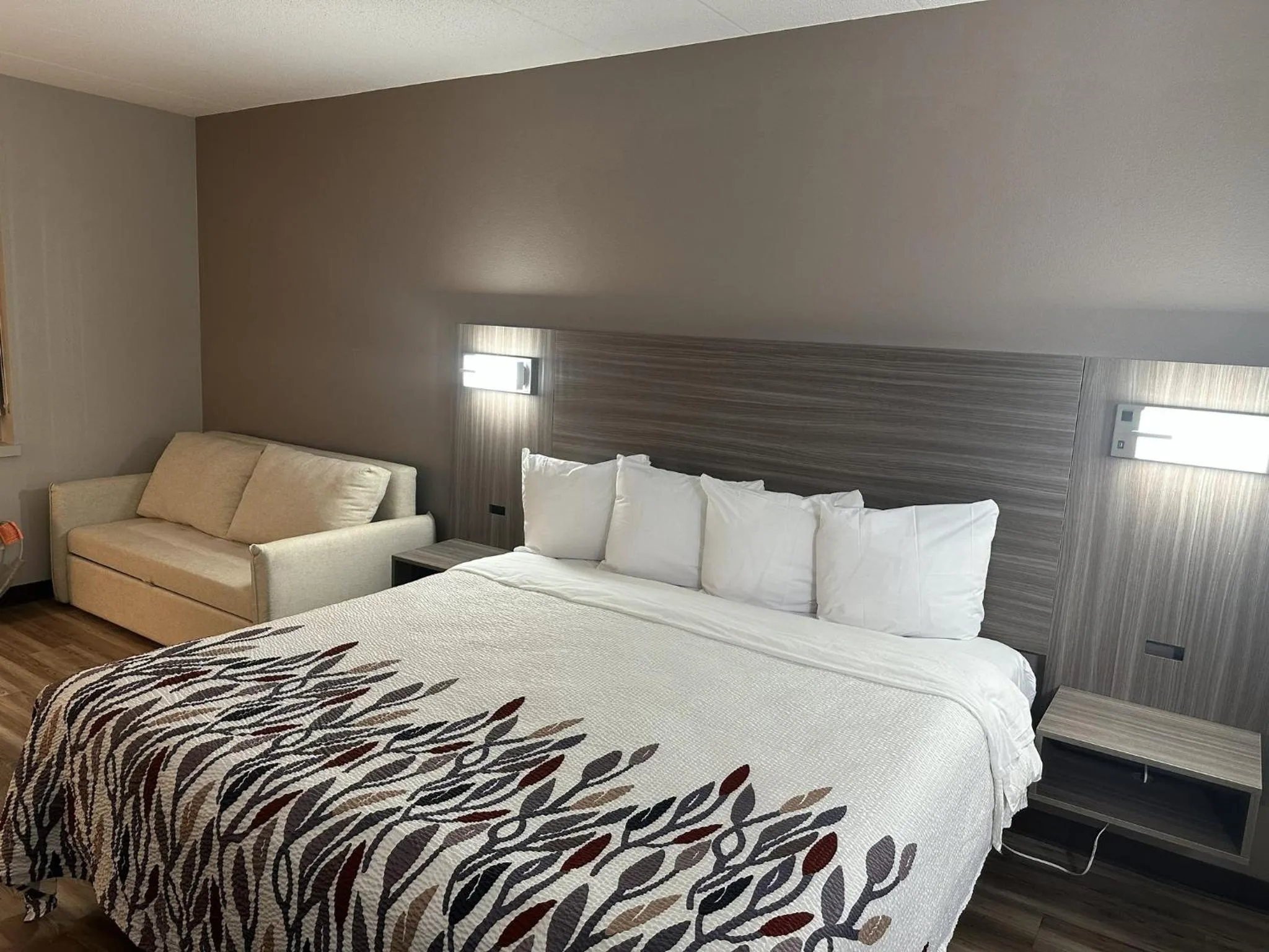 Bedroom, Bed in Red Roof Inn & Suites Middleborough