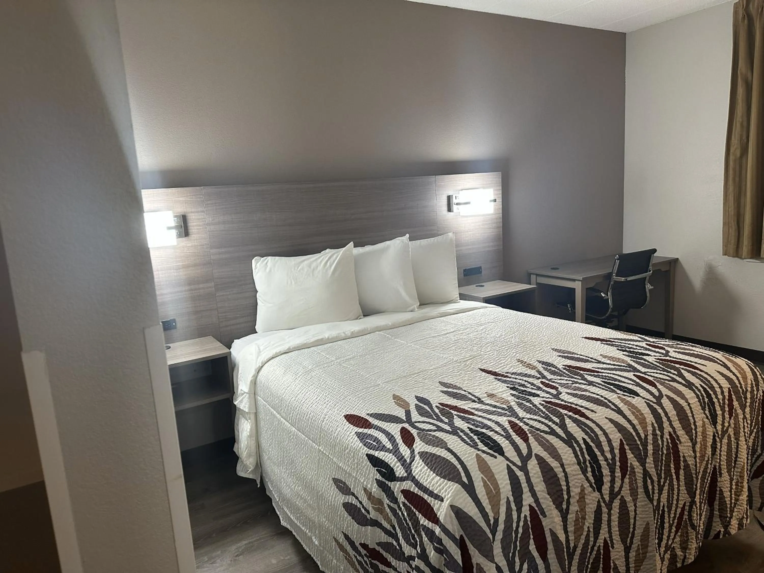 Bedroom, Bed in Red Roof Inn & Suites Middleborough