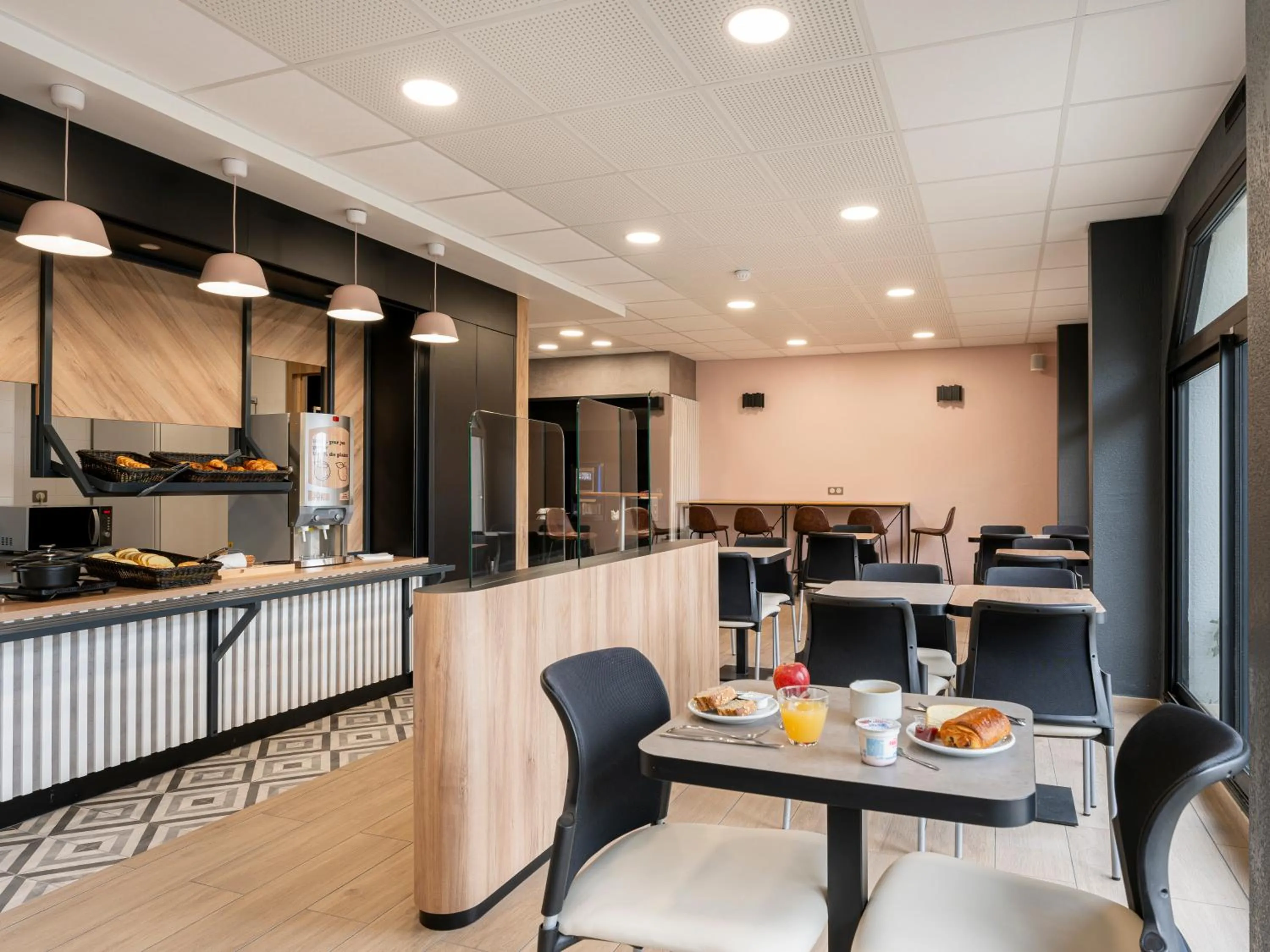 Breakfast in B&B HOTEL Lorient Ploemeur