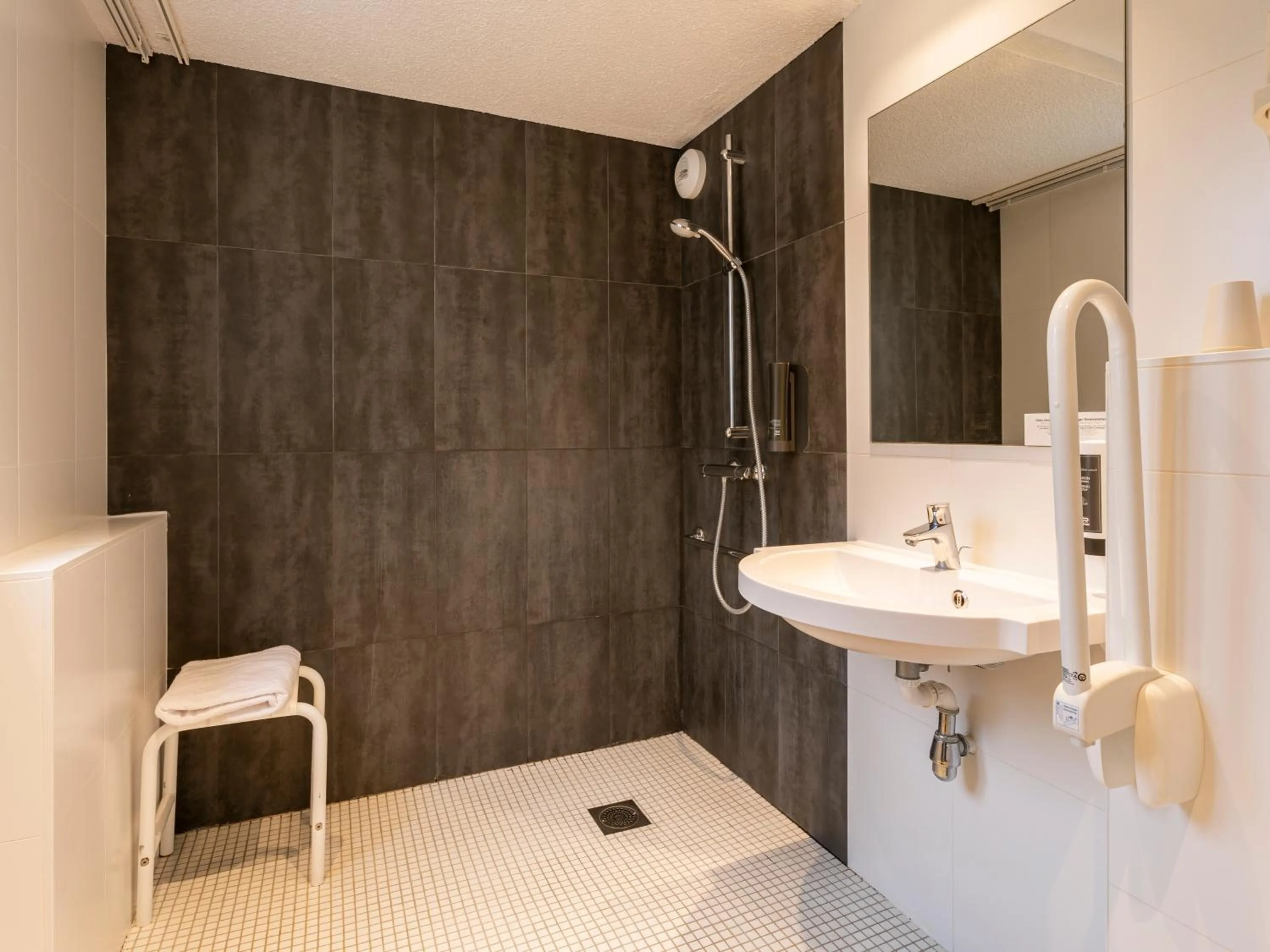 Facility for disabled guests in B&B HOTEL Lorient Ploemeur