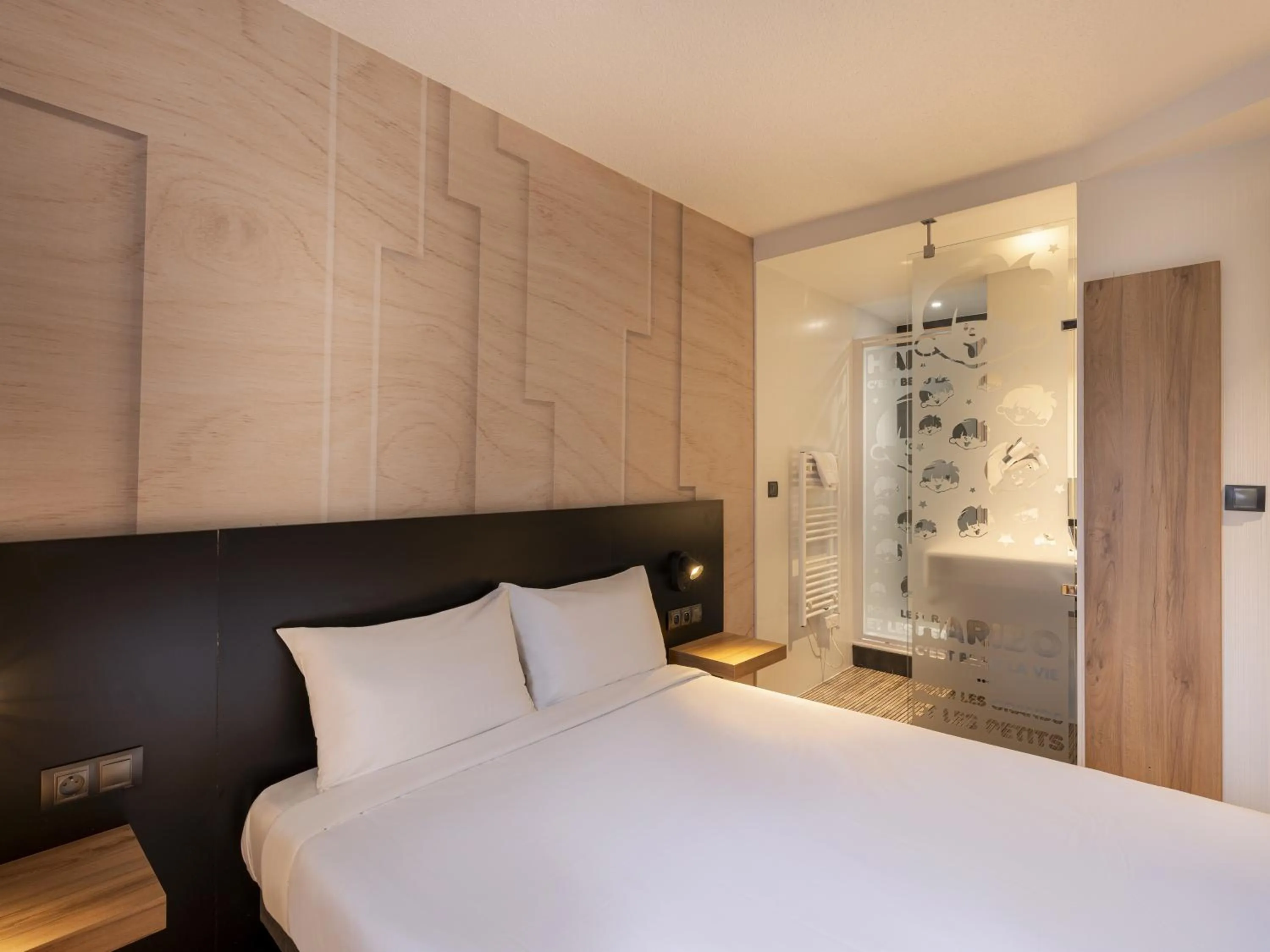 Shower, Bed in B&B HOTEL Lorient Ploemeur