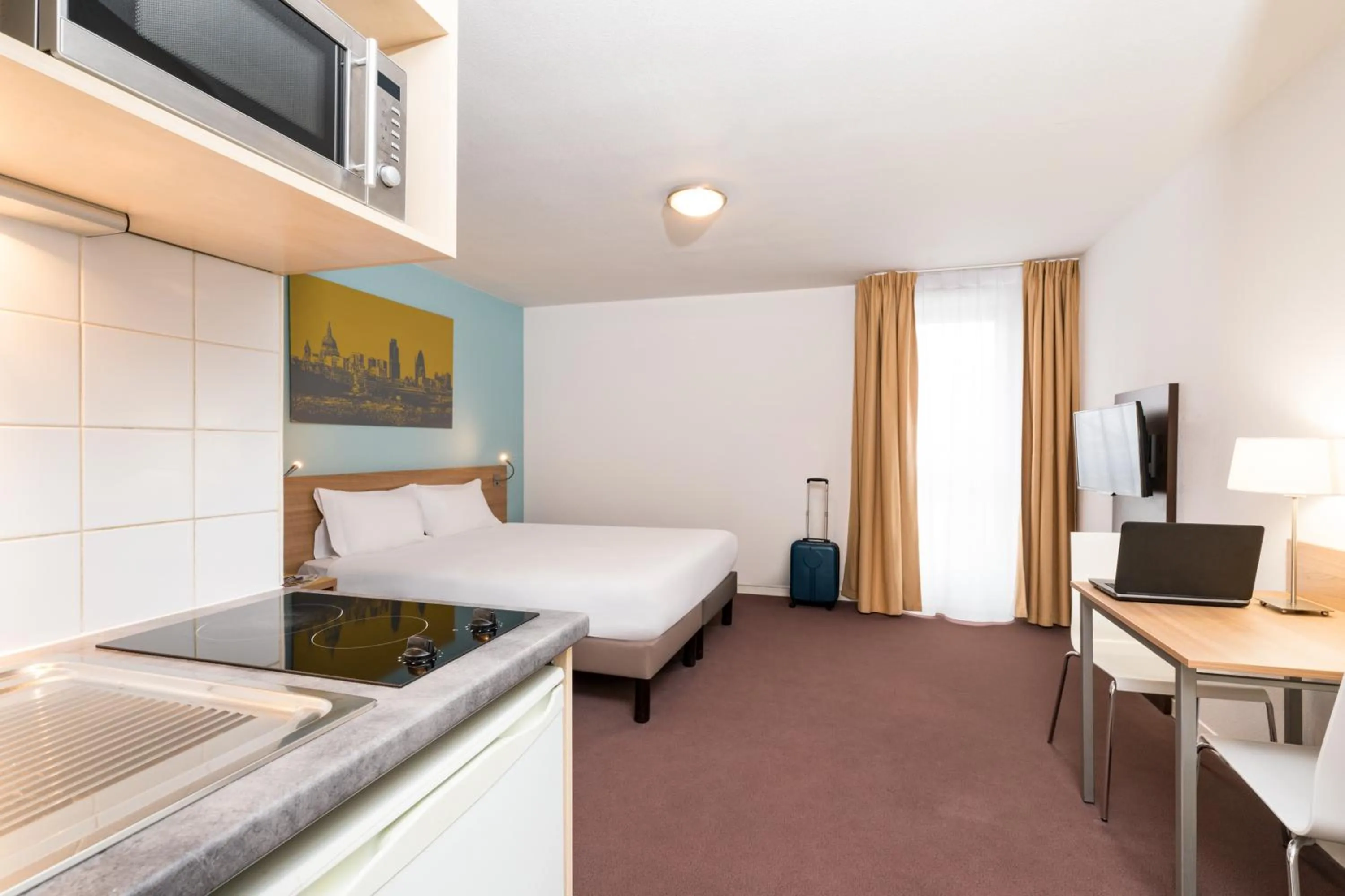 Kitchen or kitchenette, Bed in Aparthotel Adagio Access Paris Clamart