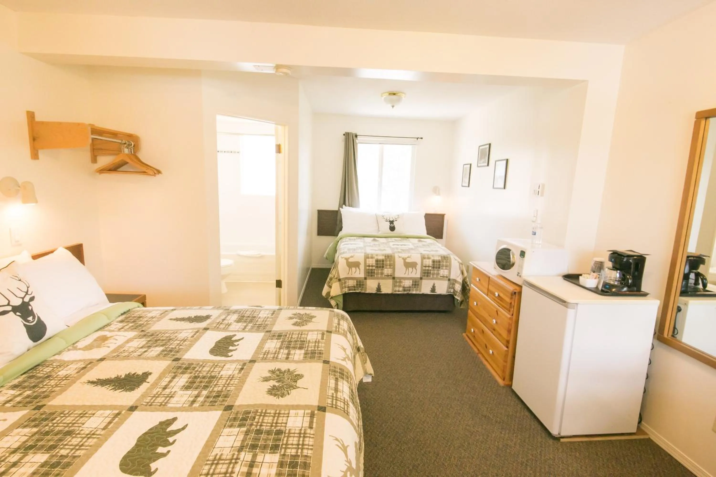 Photo of the whole room, Bed in Mountain Springs Motel