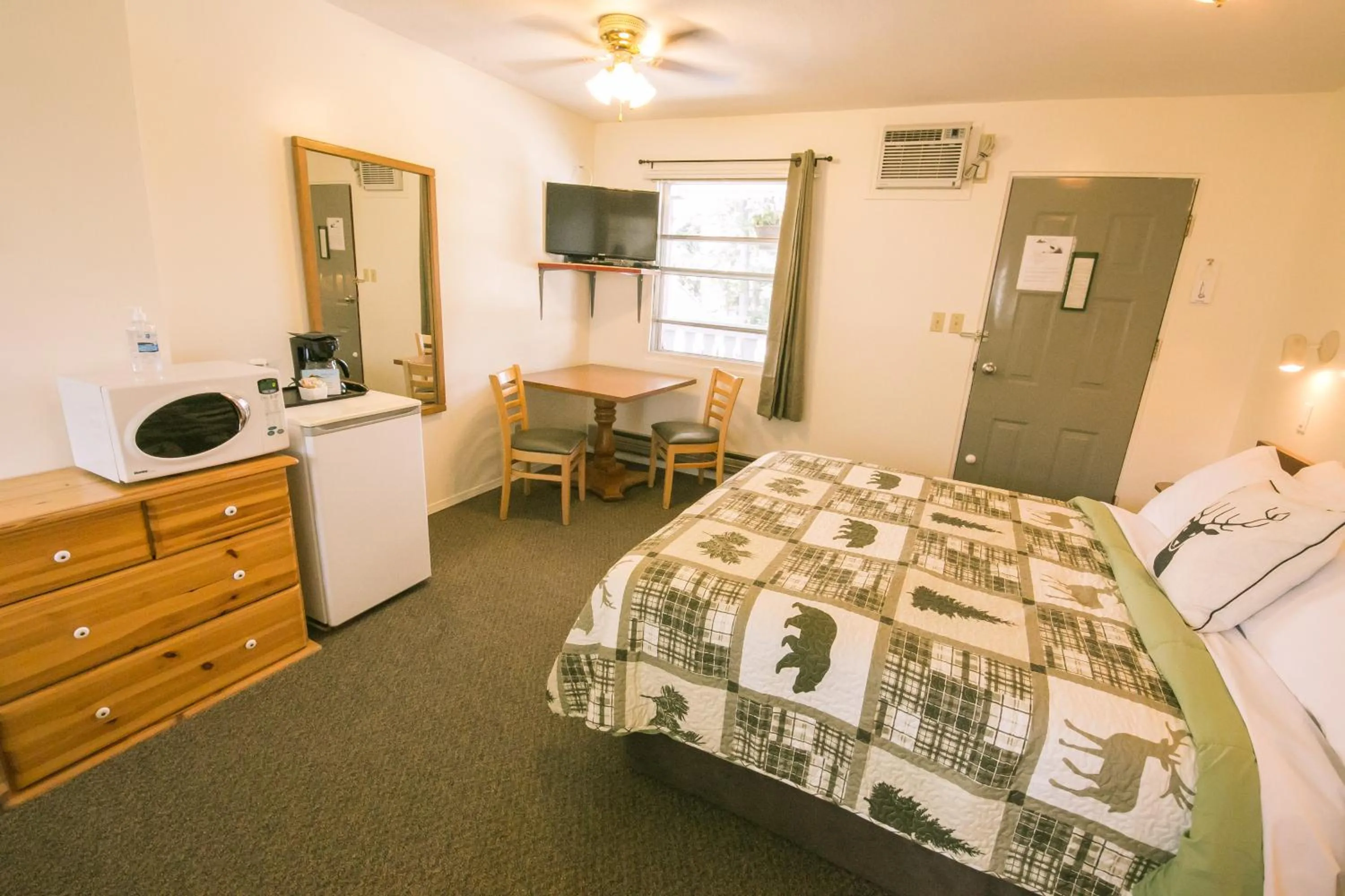 Photo of the whole room, Bed in Mountain Springs Motel