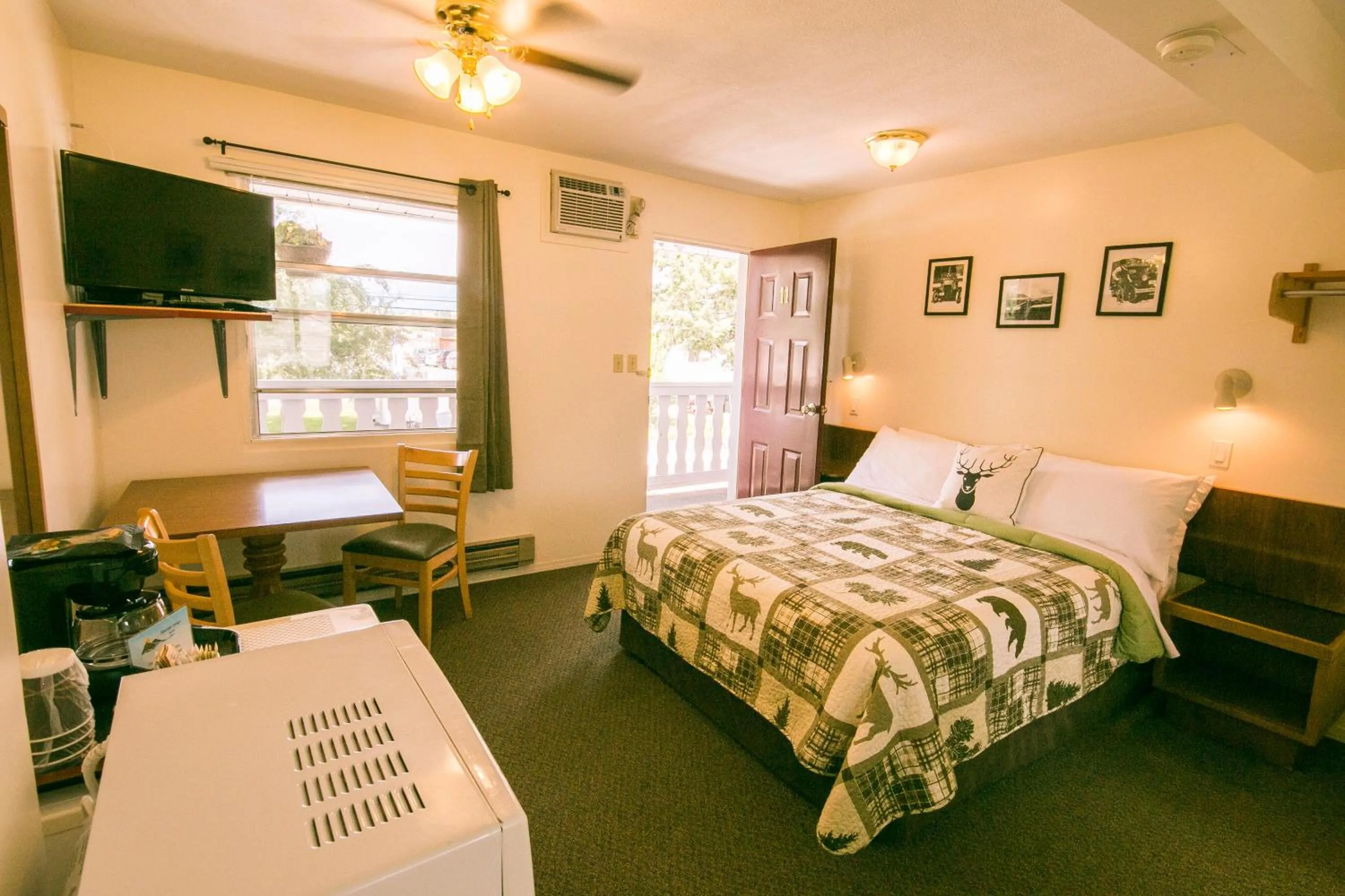 Photo of the whole room, Bed in Mountain Springs Motel