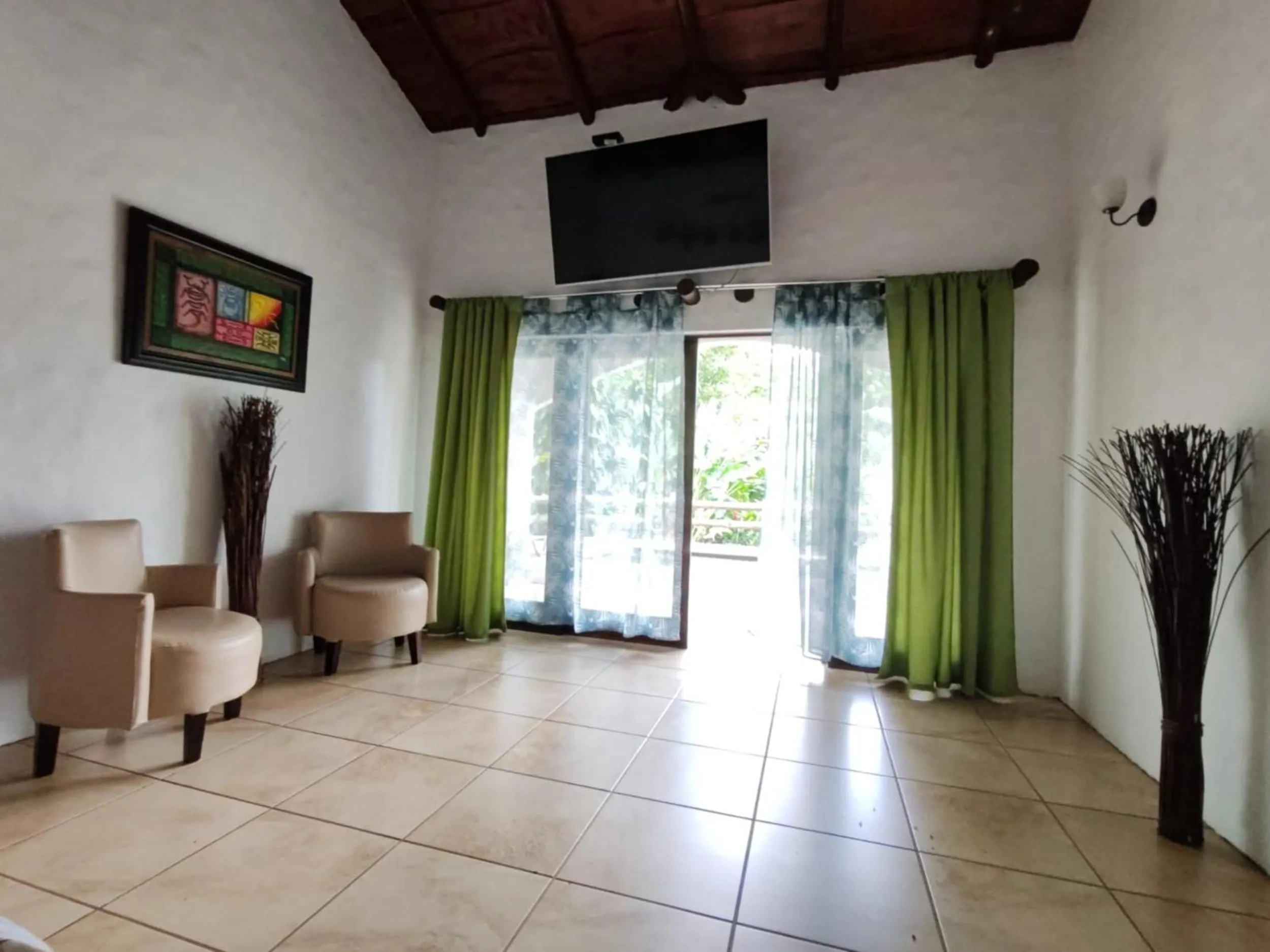 Communal lounge/ TV room in Hotel Mountain Paradise