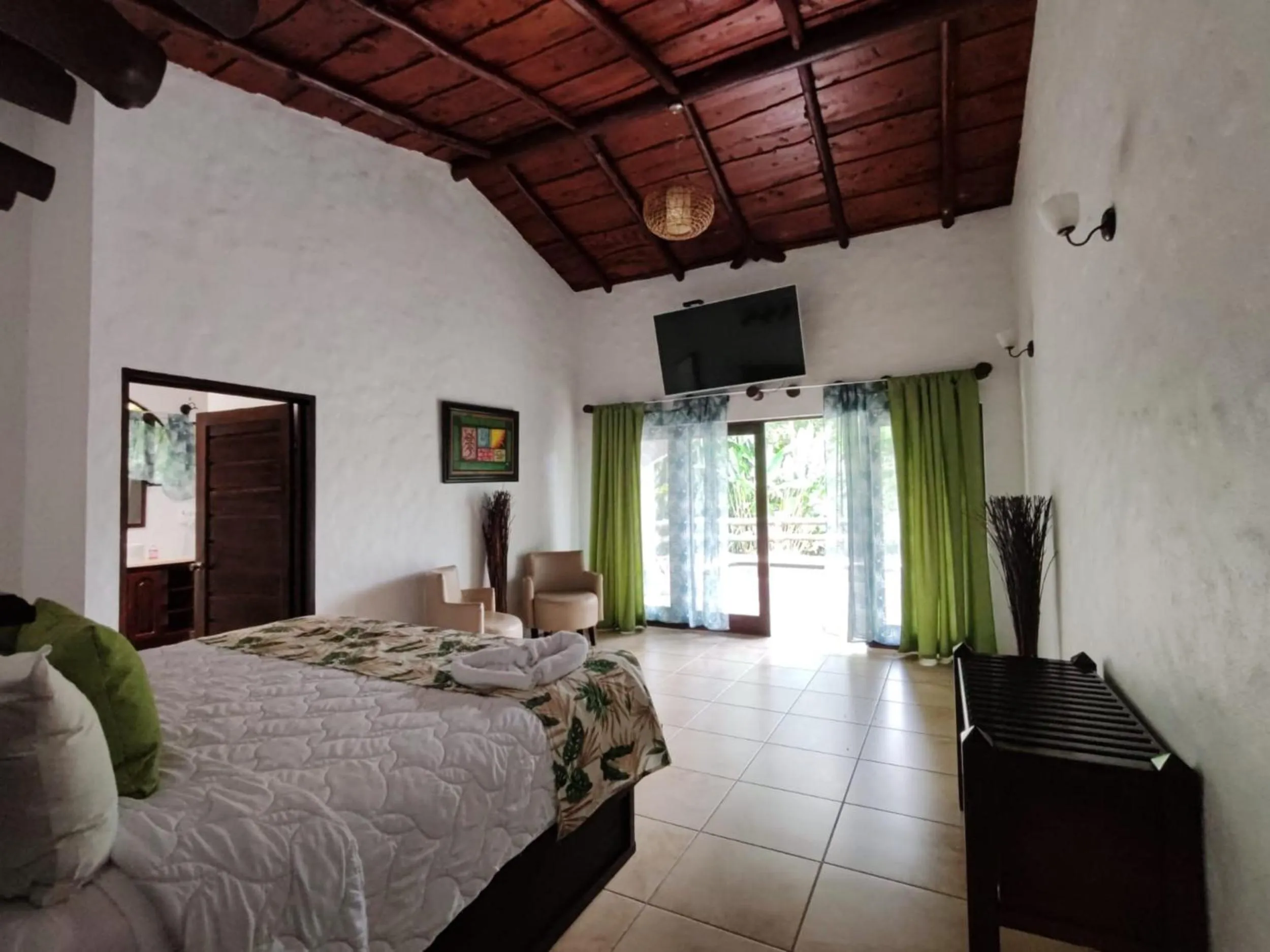 Communal lounge/ TV room, Bed in Hotel Mountain Paradise