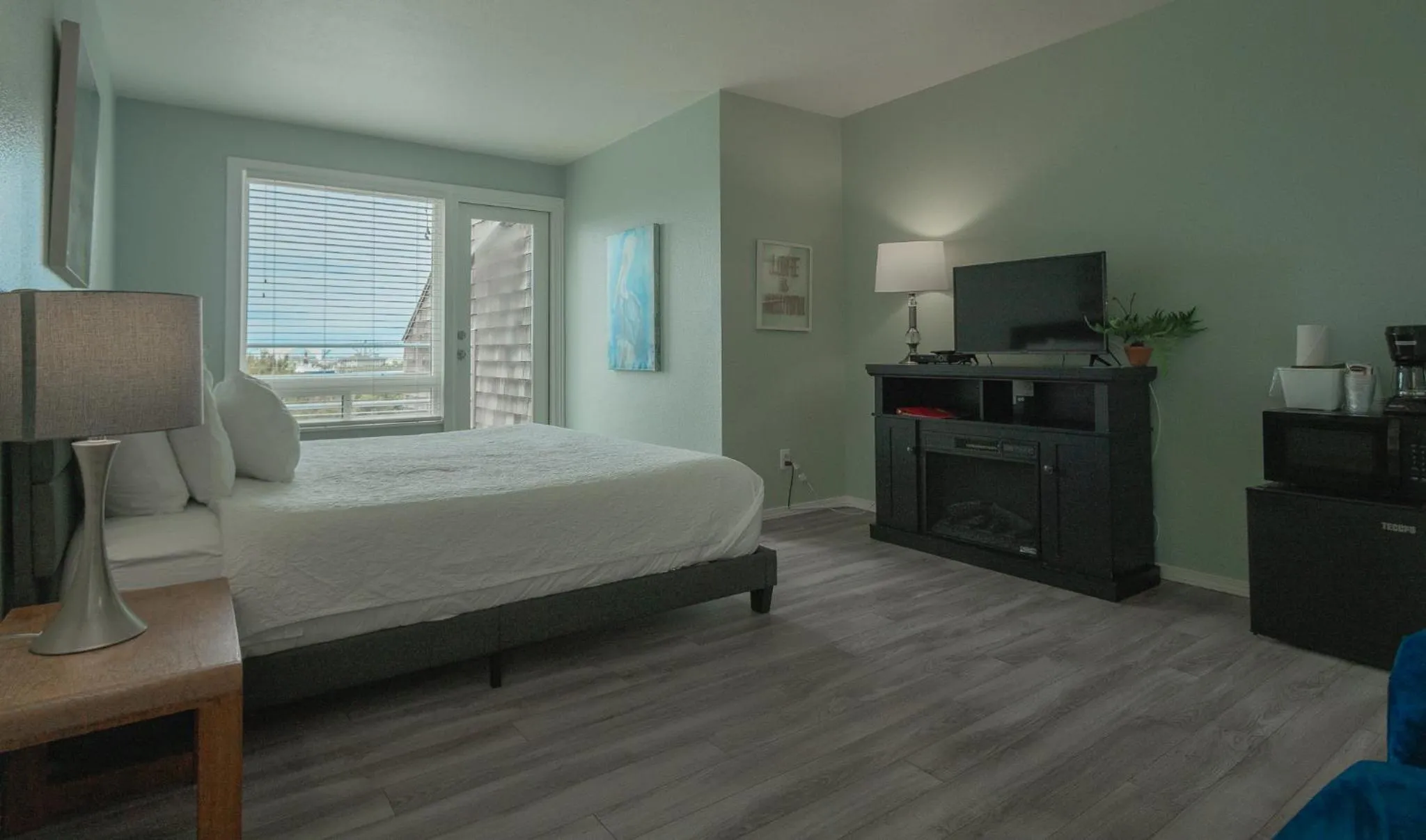 Photo of the whole room, Bed in Embarcadero Resort