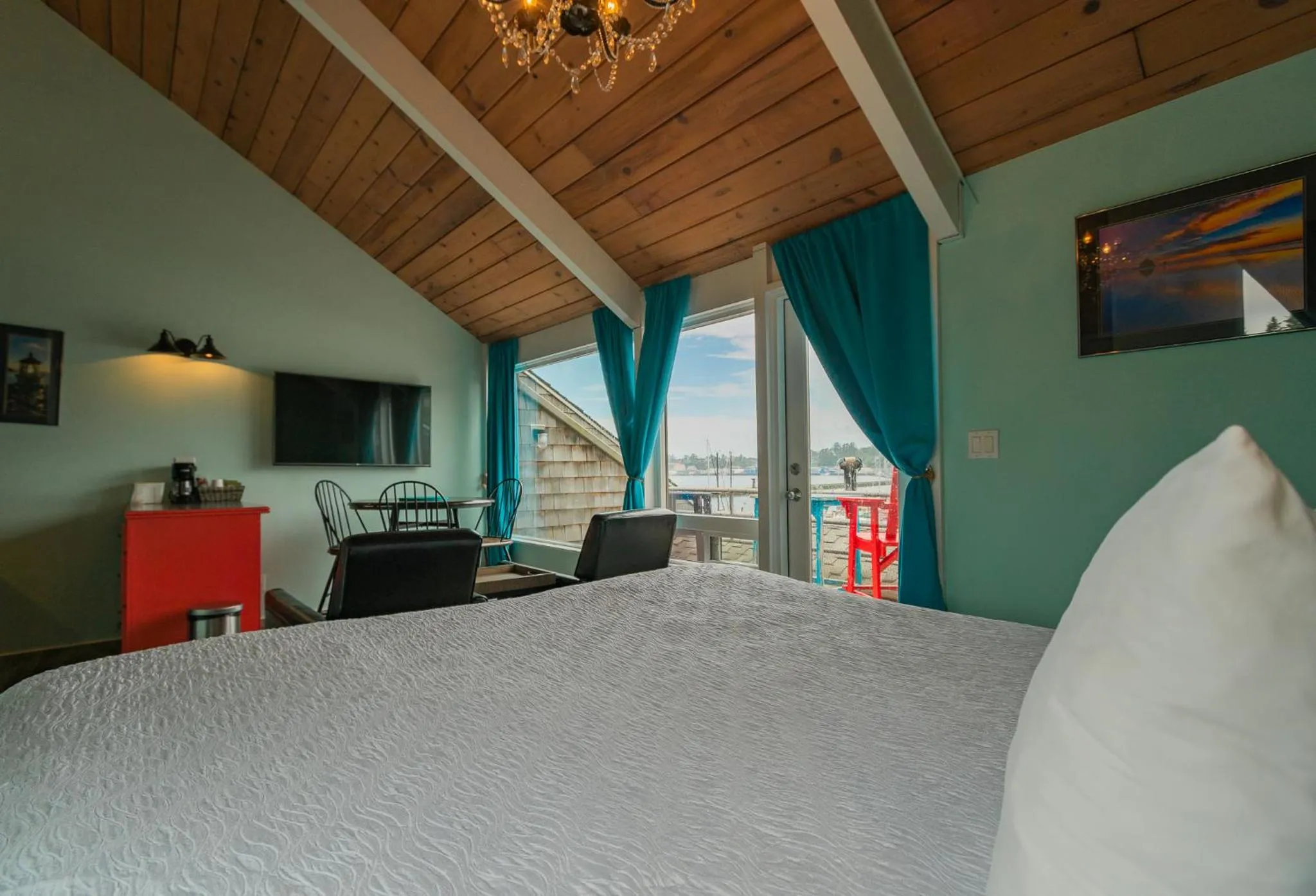 Photo of the whole room, Bed in Embarcadero Resort