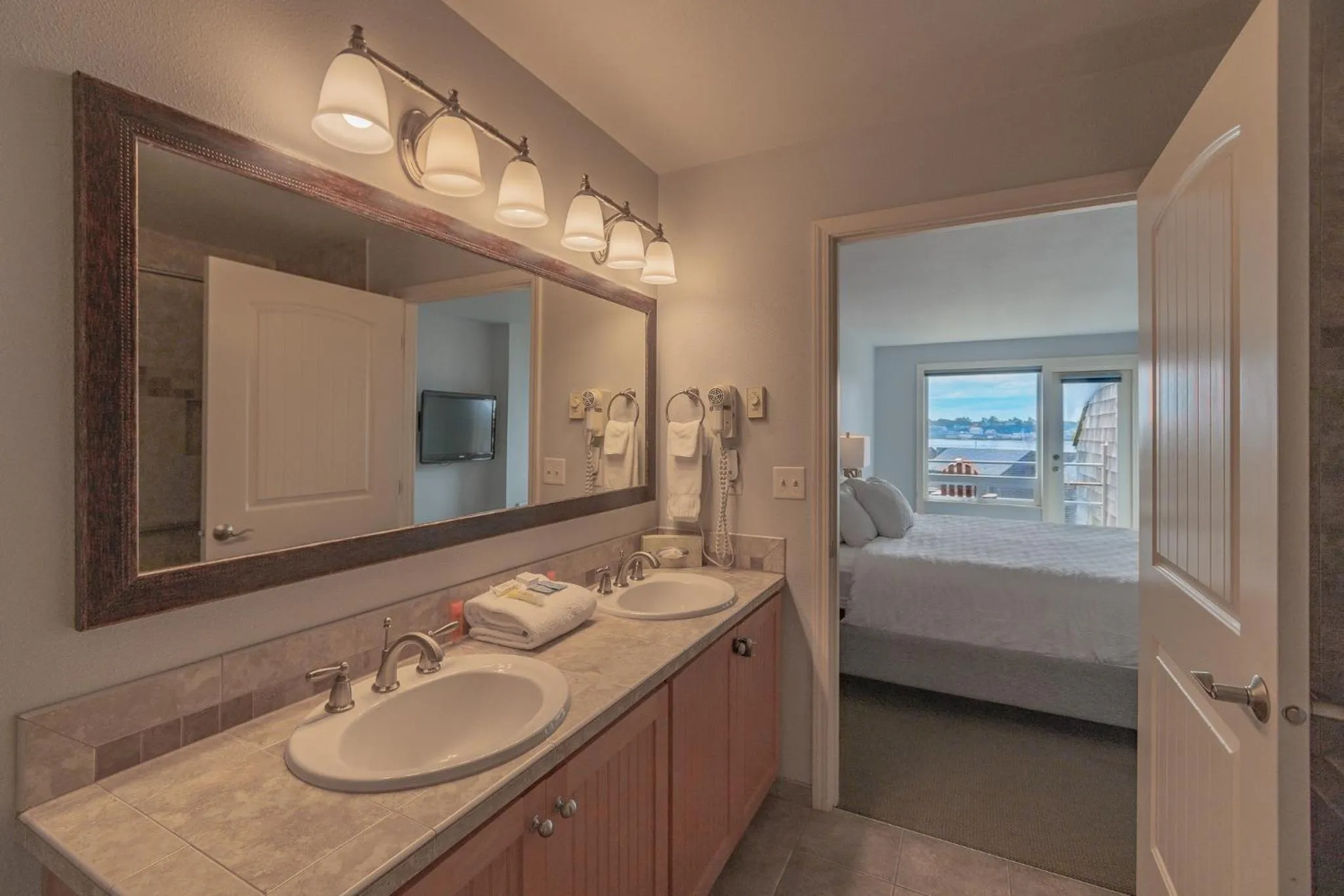 Bathroom, Bed in Embarcadero Resort
