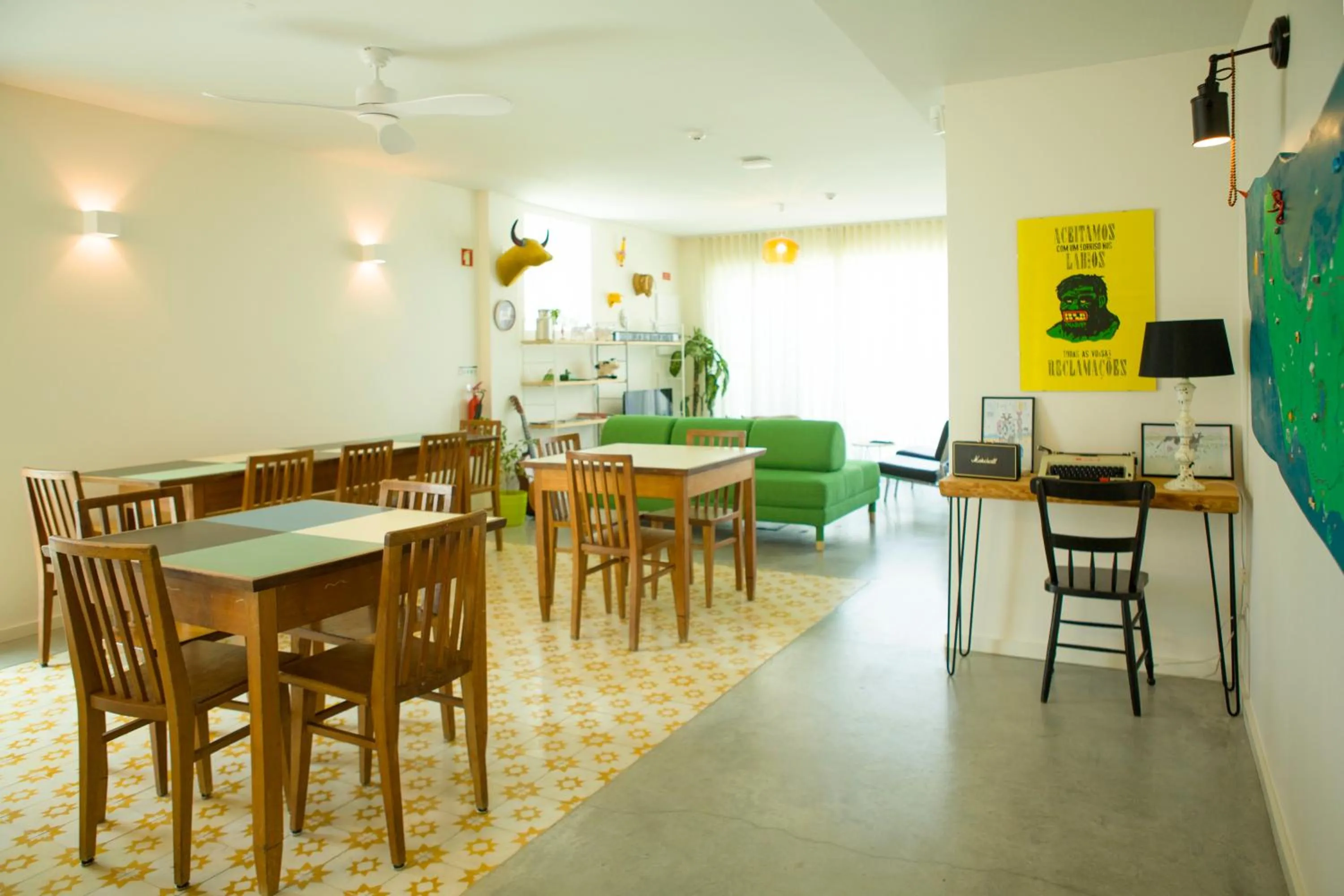 Communal lounge/ TV room in THE HOLY COW - Hostel & Suites