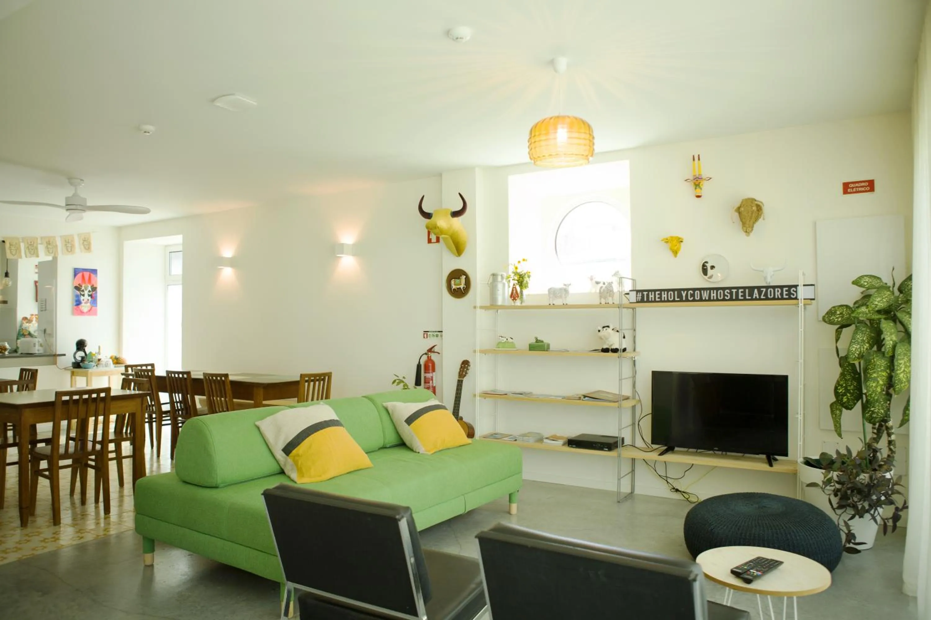 Communal lounge/ TV room in THE HOLY COW - Hostel & Suites