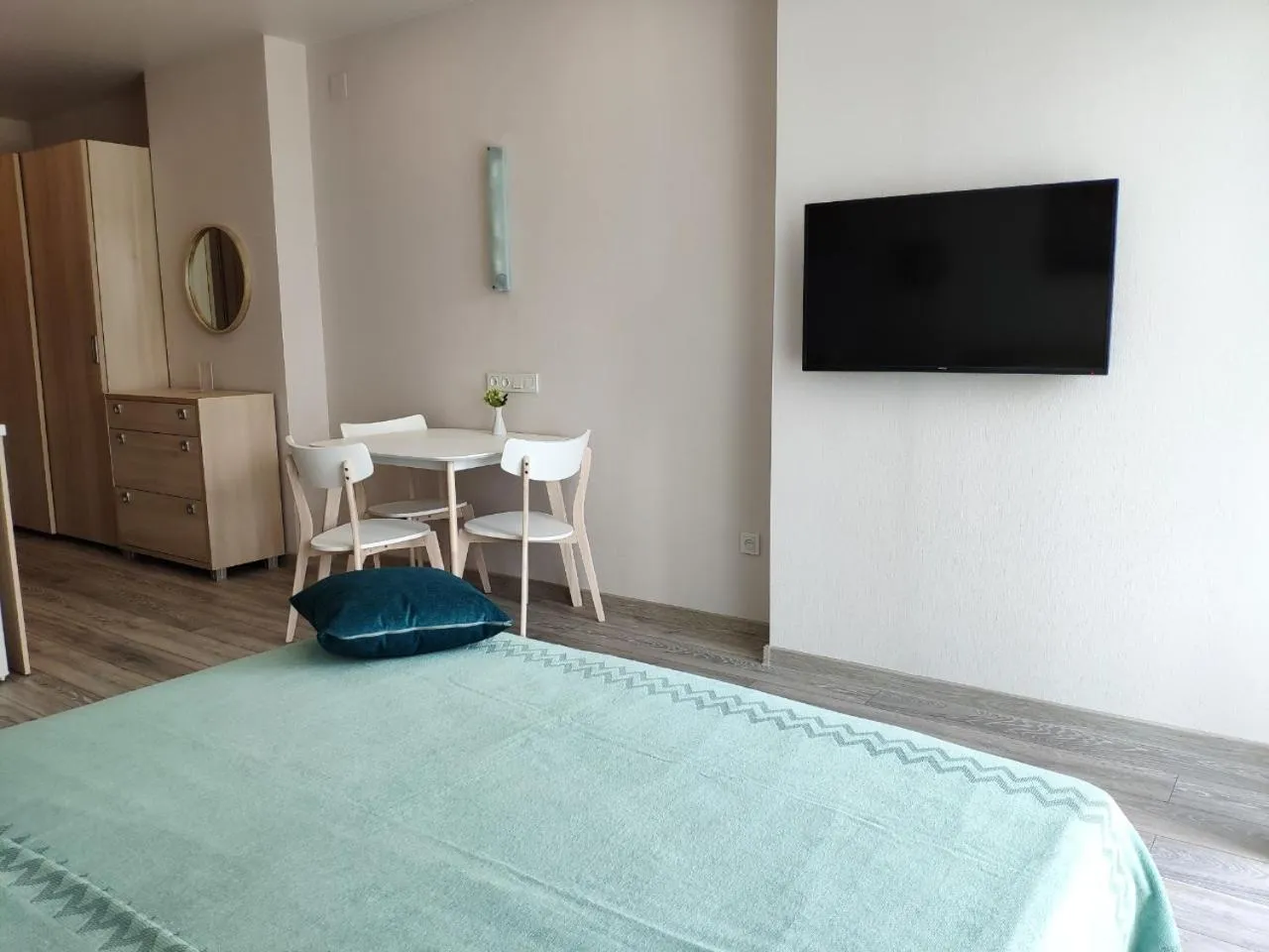 Photo of the whole room in Green Line