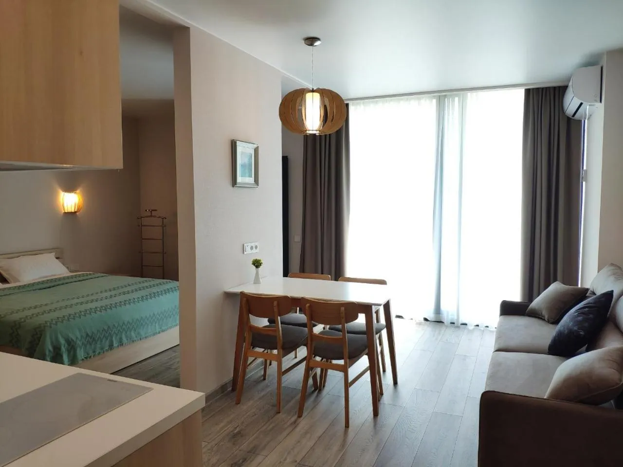 Photo of the whole room in Green Line