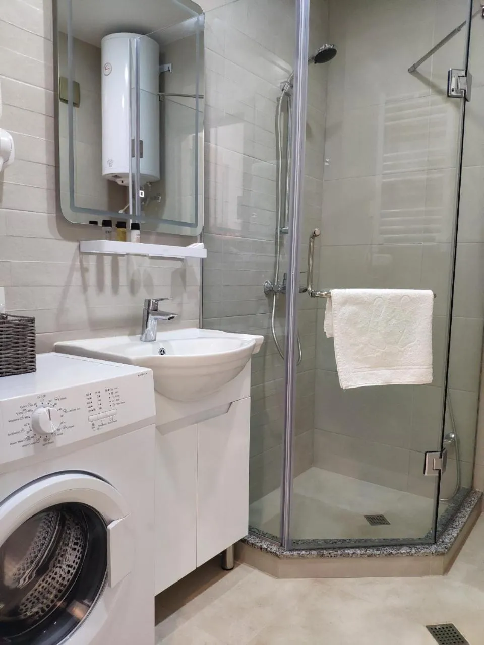 Shower in Green Line