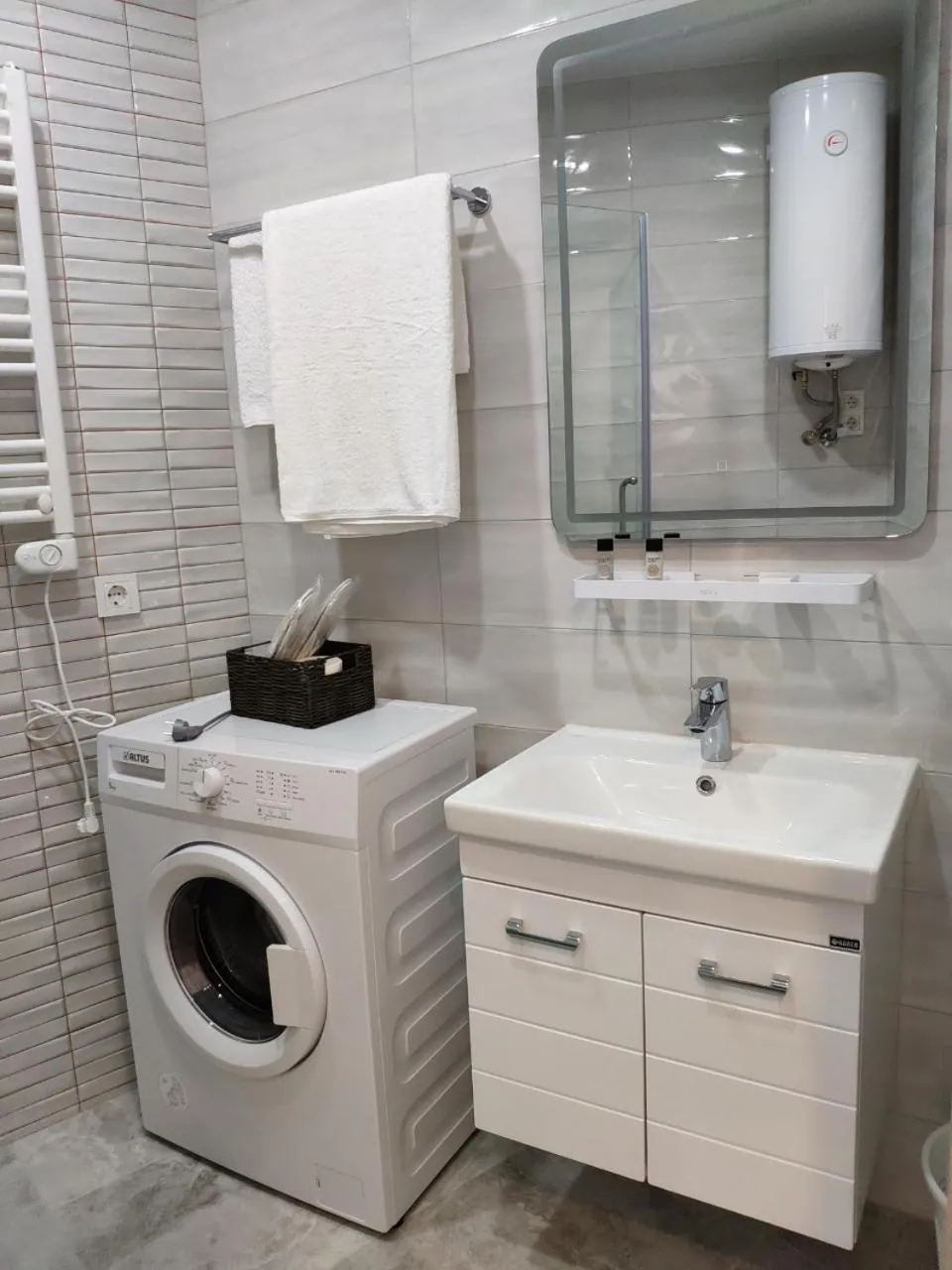 Bathroom in Green Line