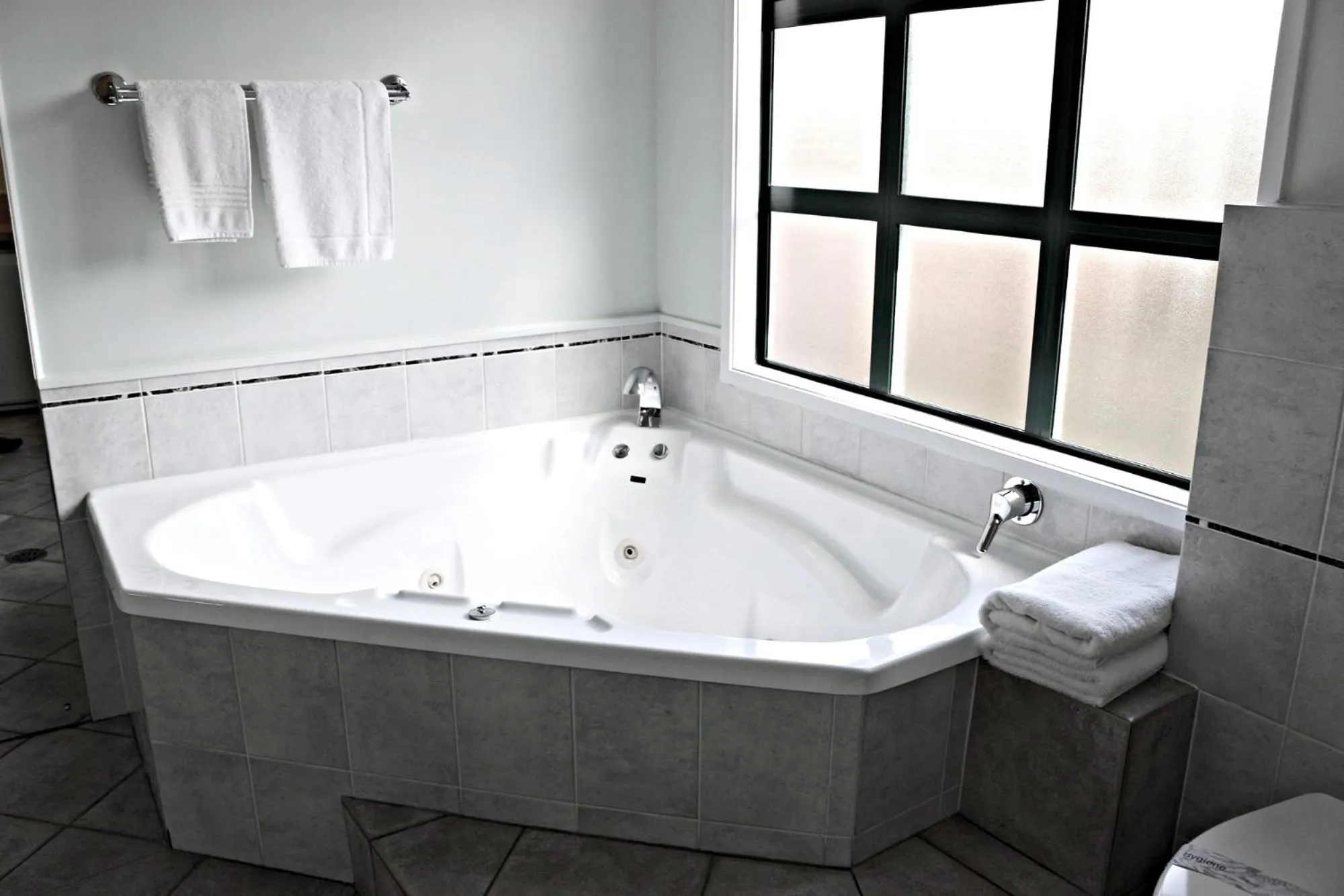 Hot Tub in Cambridge Mews Motel